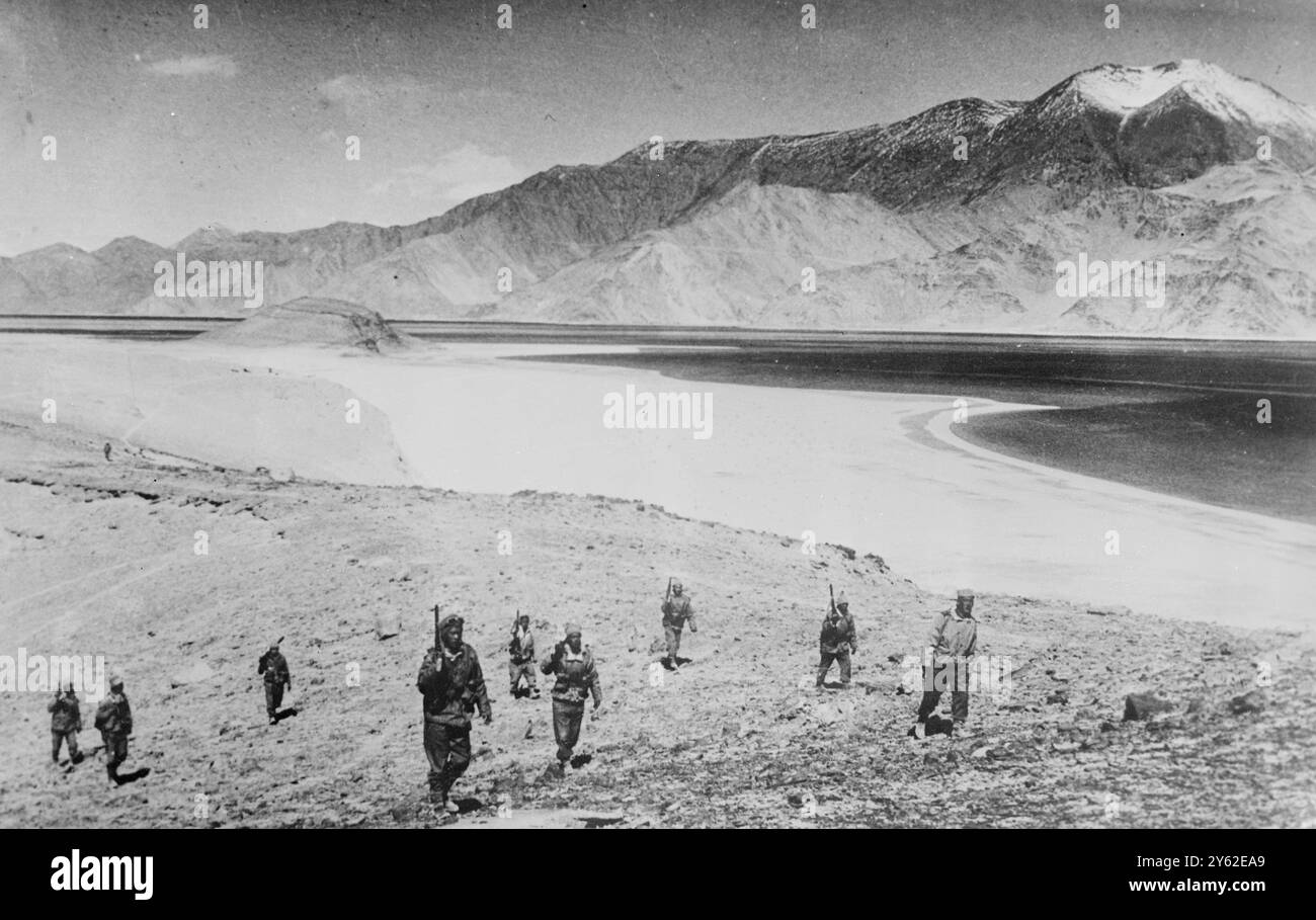 Provinz Ladakh, Indien: Indische Truppen auf Patrouille in einem Vorfeld nahe dem pangong-See in der Provinz Ladakh Ein Bild, das gerade von Radio aus Neu-Delhi empfangen wurde. Nach der jüngsten Lähmung des unerklärten Krieges zwischen dem kommunistischen China und Indien wird erwartet, dass die Chinesen den Antrieb, der sie an 13 Punkten entlang der Himalaya-Grenze nach Indien geführt hat, wieder aufnehmen werden, wie heute berichtet wird. 1. November 1962 Stockfoto