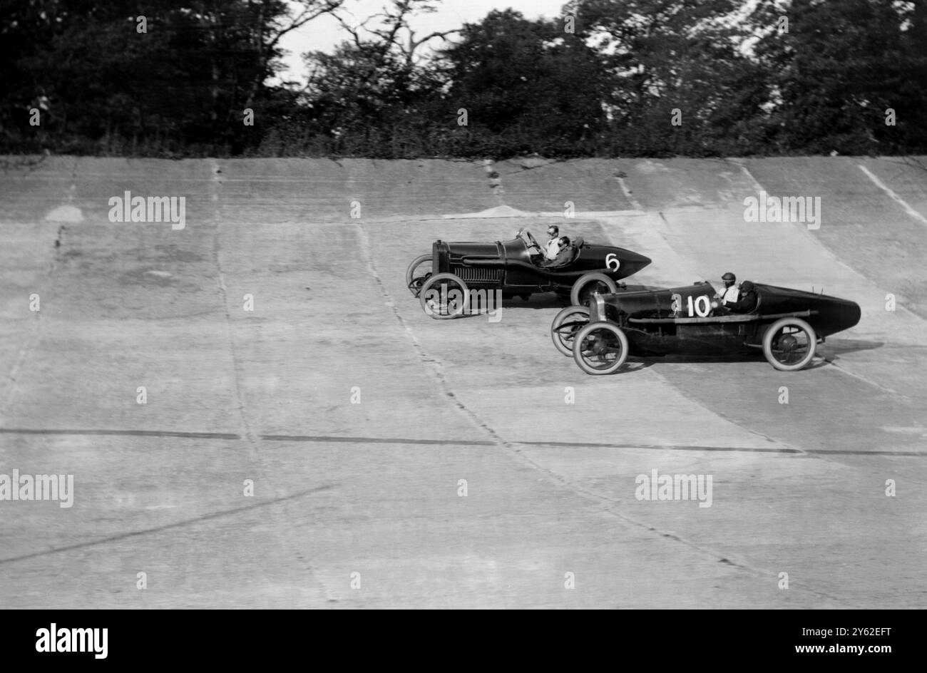 Brooklands, Weybridge, Surrey. Malcolm Campbell in Puegot Bluebird und Captain Woolf Barnato in seinem Talbot. 14. Oktober 1922 Stockfoto