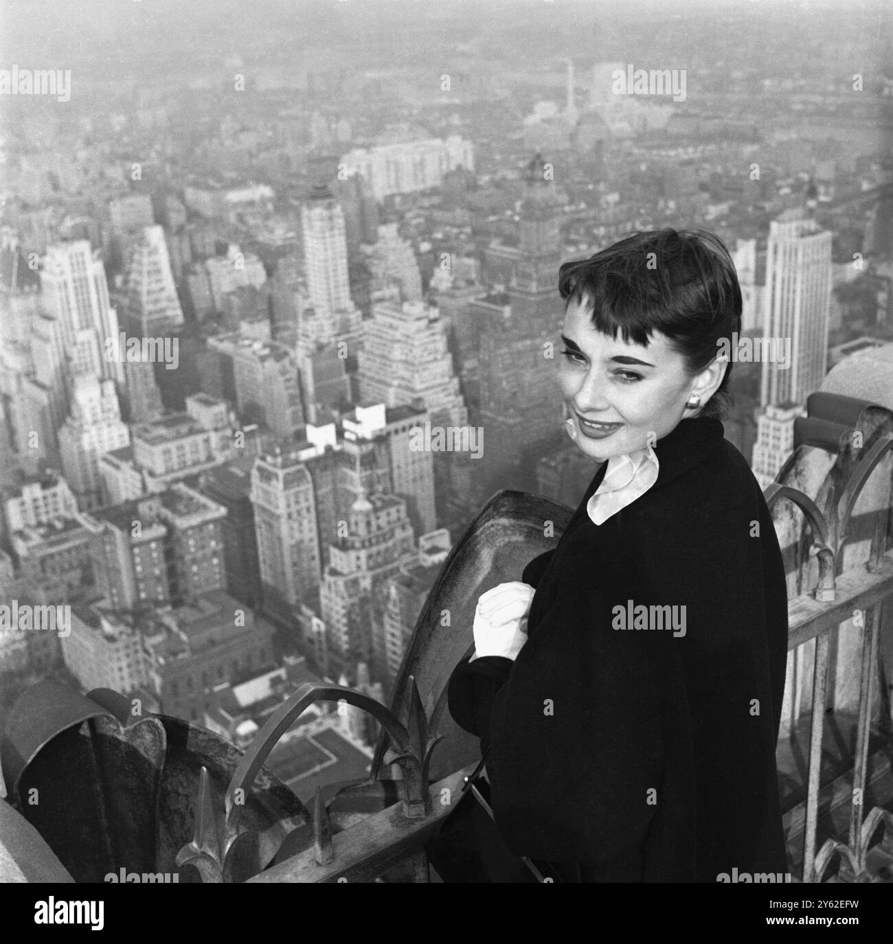Audrey Hepburn besuchte 1952 New York, USA, wo sie 1952 in Gigi am Broadway in New York spielte. Sie befindet sich oben auf dem Rockerfeller Tower auf der Aussichtsplattform mit Blick auf die Skyline von Manhattan. Foto von George Douglas Stockfoto