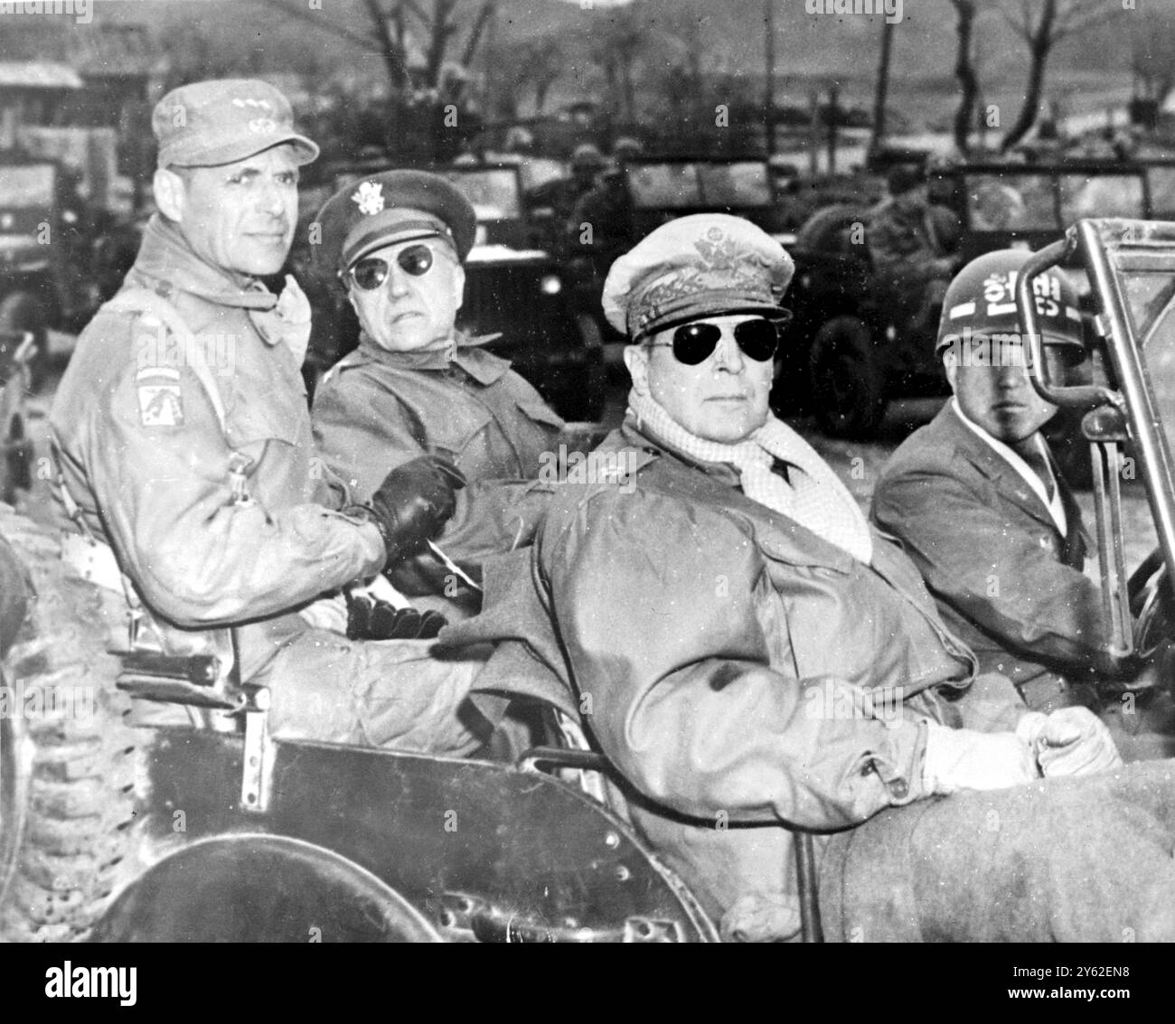 In Yang Yang, Nordkorea, L bis R: Sind Generalleutnant Matthew Ridgway, og US 8. Armee; Maj, Generalleutnant Doyle O Hickey, kommissarischer Cheif des Stabes der UN-Streitkräfte in Korea und General Douglas MacArthur, gesehen in einem Jeep nördlich des 38. Breitengrades. 10. April 1951 Stockfoto