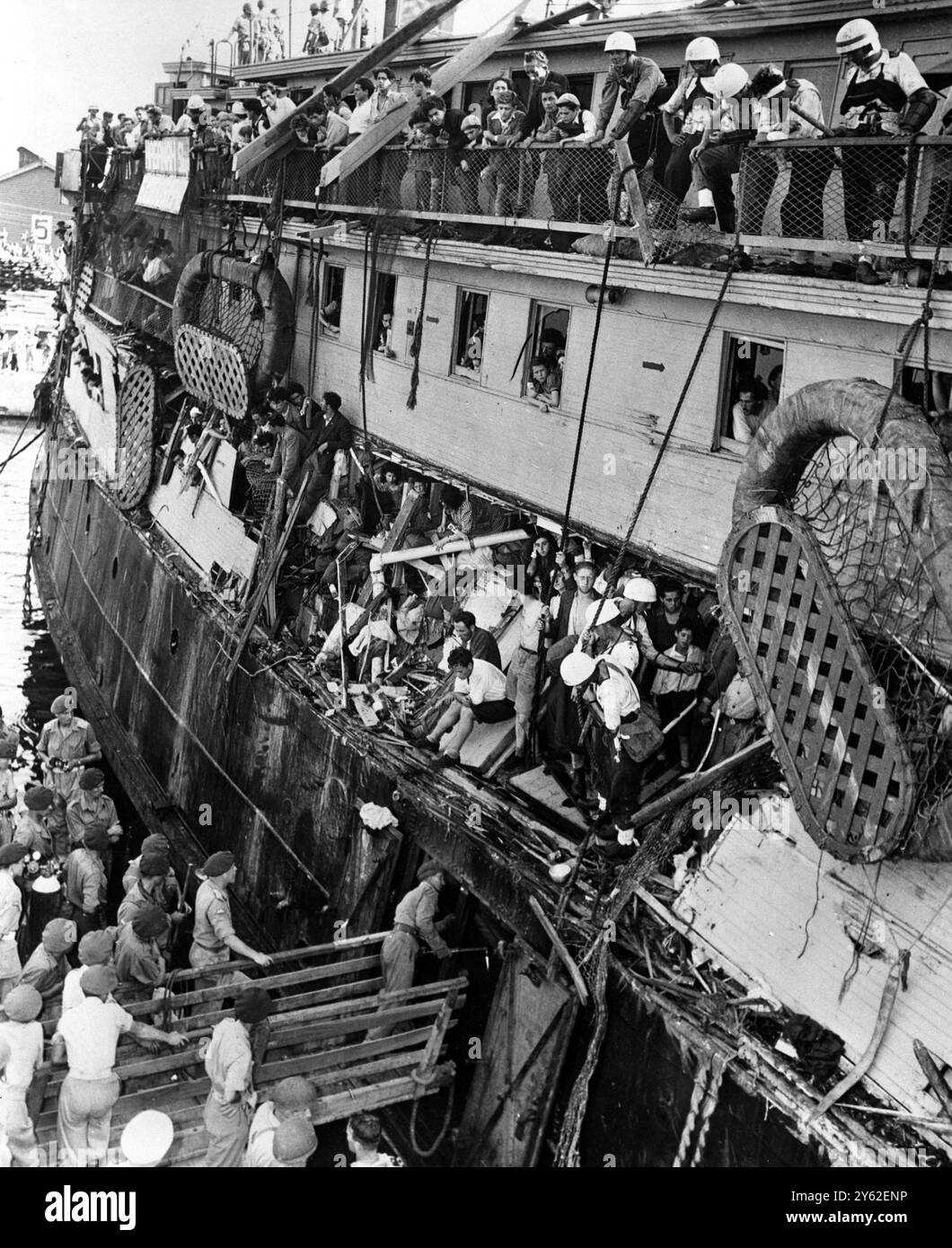 Royal Navy beschlagnahmt das Einwanderungsschiff President Warfield. Das Schiff - ein Obstschiff - war mit 4.500 Einwanderern überfüllt. Die Boarding Party stieß auf heftigen Widerstand, Tränengas war eine der Methoden, um sie abzuwehren. Der Präsident Warfield ist heute unter dem Namen Exodus 1947 bekannt. Das Foto zeigt: Exodus 1947, nachdem er von der Royal Navy in den Hafen gebracht wurde und die beschädigte Seite des Schiffes und ihre große Flagge mit dem Namen des Schiffes zeigt . Juli 1947 Stockfoto