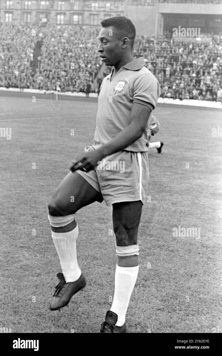 Pele von der brasilianischen Weltmeisterschaft gilt als der beste Fußballspieler der Welt und wahrscheinlich der reichste. Er ist bekannt als „die Schwarze Perle“. Als 17-jähriger Wunderkind spielte er in den späteren Spielen der Weltmeisterschaft 1958 und erzielte im Finale zwei große Tore. Seitdem hat er fließend auf der ganzen Welt Punkte erzielt. Sein Ziel ist es, ein Ziel von 1000 Zielen zu erreichen. Am Ende der Saison 1965-6 hat er 758 erreicht. Sein anderer Ehrgeiz ist, den brasilianischen Champion zu behalten. Sie haben den Pokal vor vier Jahren in Chile gewonnen. 12. Juli 1966 Stockfoto