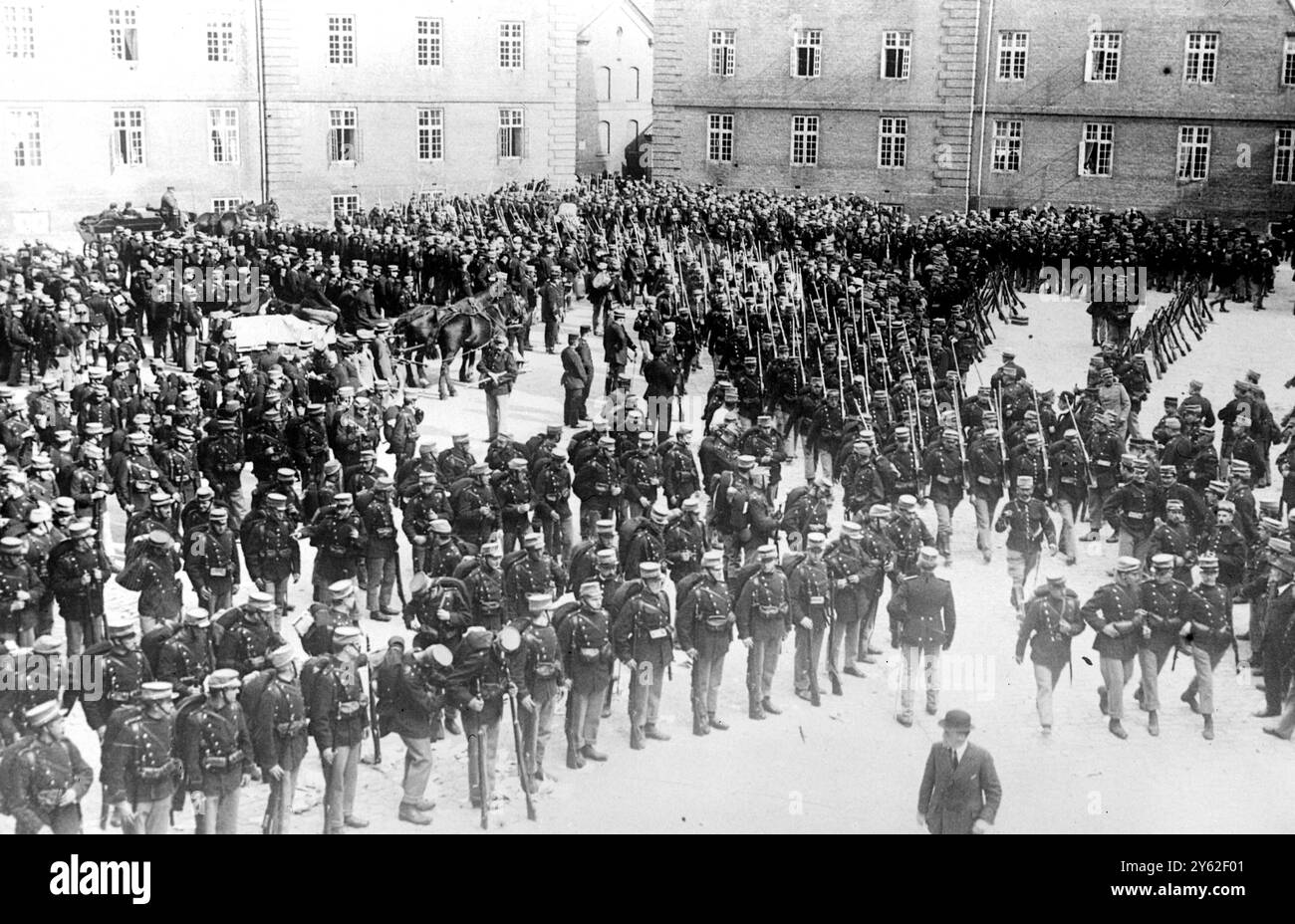 Dänemark ; Dänische Infanterie-Soldaten in der Kaserne - 1915 ©TopFoto Stockfoto