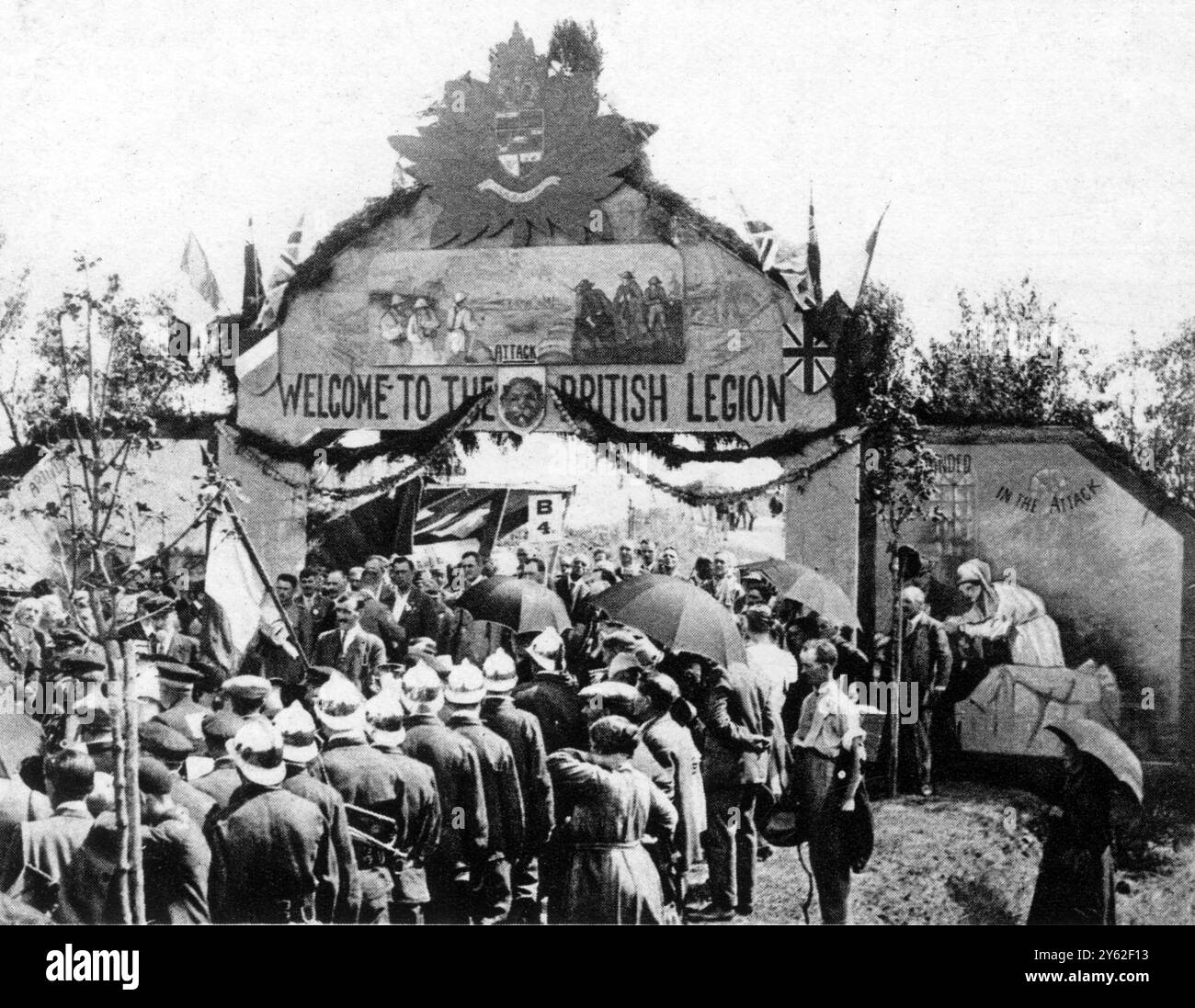 Die große Pilgerfahrt auf den Schlachtfeldern der British Legion und der British Empire Service League, die in der Zeremonie am Menin Gate, Ypern, am 8. August 1928, in der der Prinz von Wales anwesend war, stattfand, wurden verschiedene Städte und Städte besucht und Orte, die mit britischer Tapferkeit an der Westfront verbunden waren. Bis zum 5. August waren etwa 11.000 Pilger, die fast die Hälfte Frauen waren, in einer Reihe von Städten in Frankreich und Belgien angeflogen worden. Fotoshows: Der Willkommensbogen am Vimy Ridge : A sce Stockfoto