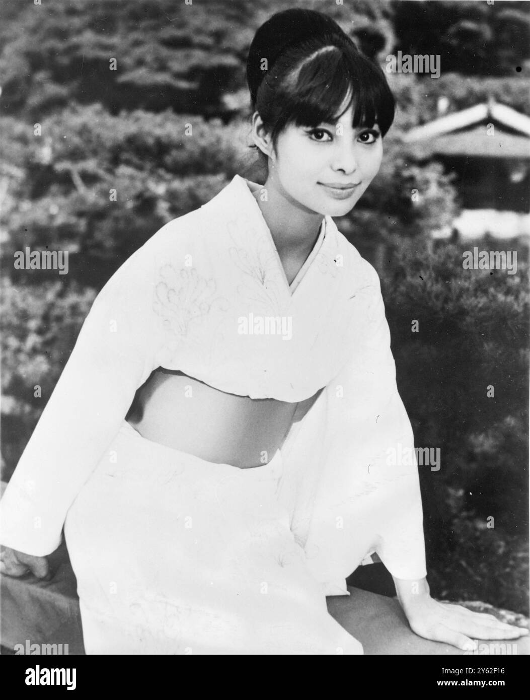 New Bond Girl LONDON die japanische Schauspielerin AKIKO WAKABAYASHI, 26, wird gestern in London gezeigt, nachdem sie mit Sean Cannery in „You Only Live Two“, dem fünften James Bond-Epos „007“ des Broccoli-Salzman-Teams, die Hauptrolle spielte. Sie spielt die Rolle von Kisi Suzuki, einer Perlentaucherin von Ama. Juni 1966 ©TopFoto Stockfoto