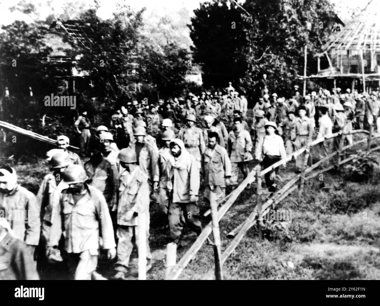 Gefangene der vietnamesischen Minh-Dien Bien phu, die von vietnamesischen Truppen, Truppen der französischen Union und Vietnams bewacht werden, die beim Fall von Dien Bien Phu gefangen genommen wurden, werden vom Schlachtfeld marschiert. Dies ist eines der ersten Bilder, die seit dem Fall der Tongking-Festung am 27. Juli 1954 erschienen sind Stockfoto