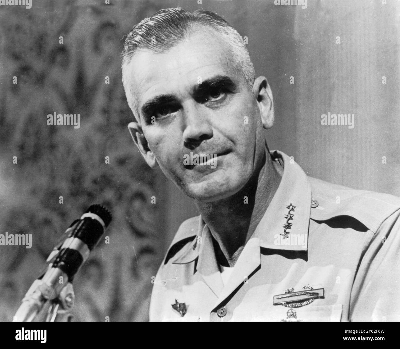 General William Westmoreland in Südvietnam 18. April 1967 Westmoreland, William Childs US-General; Superintendent der US-Militärakademie 1960–1963; kommandierte US-Streitkräfte im Vietnamkrieg 1964–1968; Stabschef der Armee Stockfoto