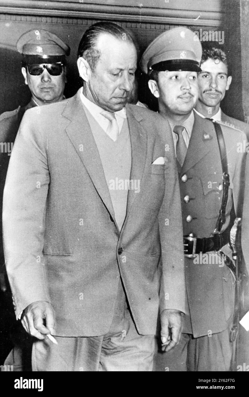 Santiago, Chile: Walter H.J. Rauff (Mitte) 56 verlässt gestern den Obersten Gerichtshof hier, nachdem er auf Antrag der Bundesregierung in der Stadt Punta Arenas in Haft genommen wurde. Ihm wird vorgeworfen, während des Krieges 90.000 Juden ausgelöscht zu haben. Er lebt seit dem Krieg mit seinen beiden Söhnen in Punta Arenas und ist als Verkäufer beschäftigt. 6. Dezember 1962 Stockfoto