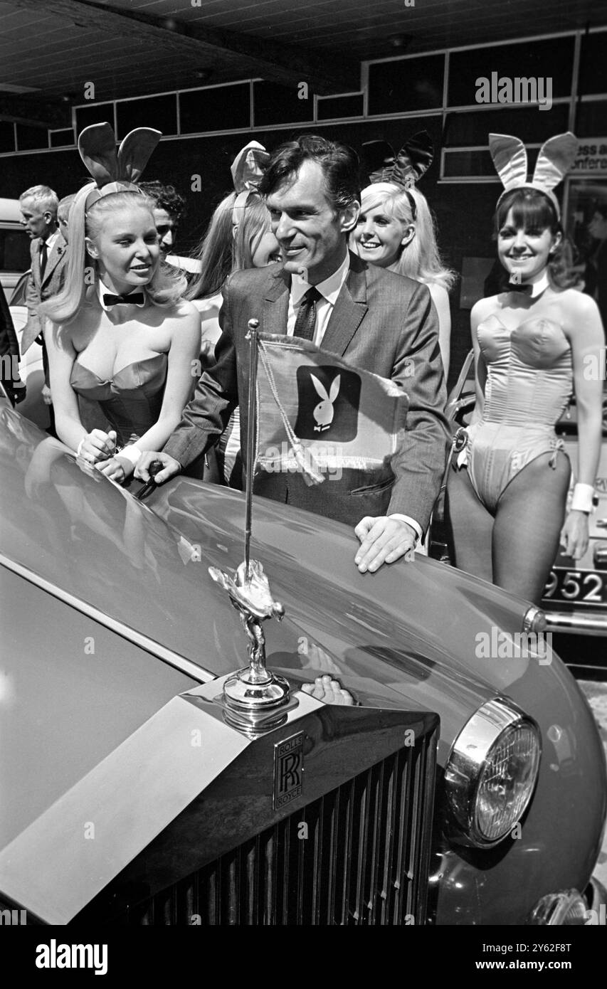 Flughafen London : Hugh M Hefner, 40 , Präsident von Playboy Clubs International , ist auf dem Bild zu sehen , wie er nach seiner Ankunft am Flughafen am 25 . Juni in einem makellosen Rolls Royce eintrifft , um nächste Woche an der Eröffnung seines £1.600.000 Playboy Clubs im Londoner Mayfair teilzunehmen . 25. Juni 1966 Stockfoto