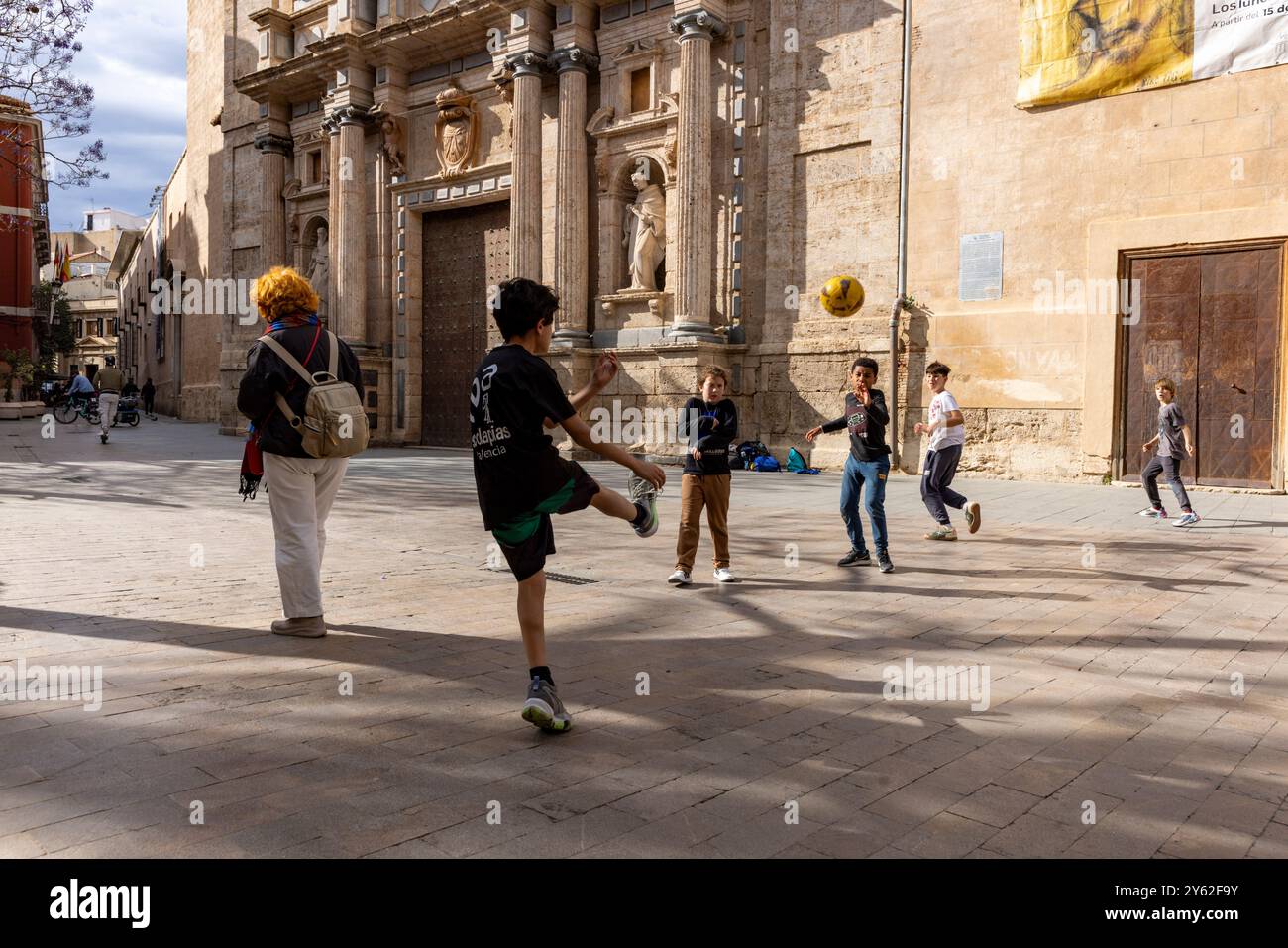 Kinder spielen Futbol in den Straßen von Valencia, Spanien. Stockfoto