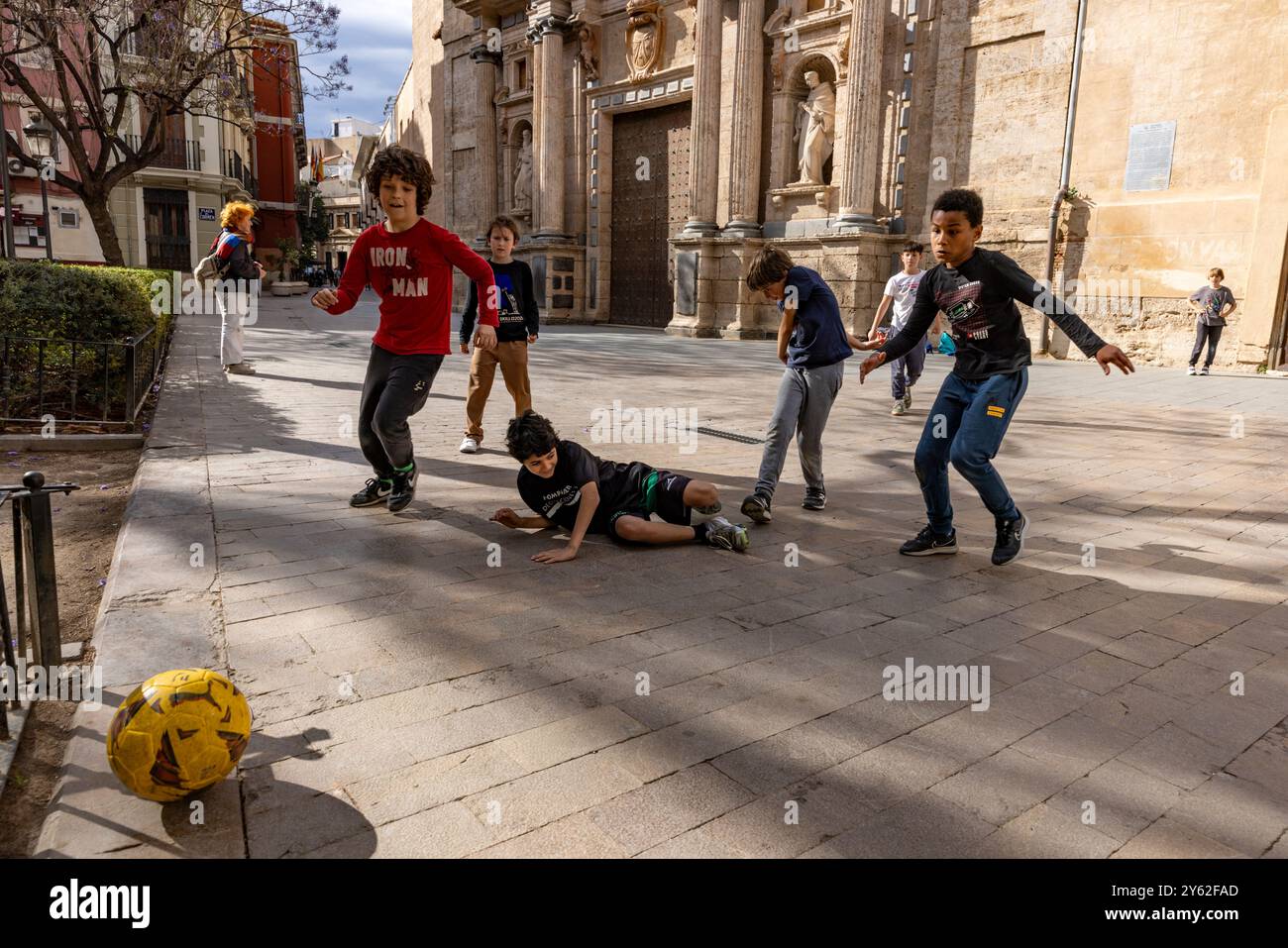 Kinder spielen Futbol in den Straßen von Valencia, Spanien. Stockfoto