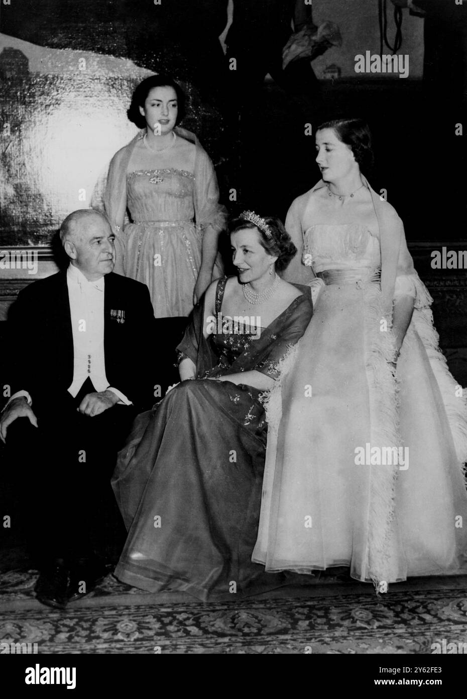Londonderry House Party for Sisters beim Coming-Out-Tanz im Londonderry House von Lady Fermoy für ihre beiden Töchter, die 18-jährige Miss Mary Roche, eine Debütantin von 1952, und Miss Frances Roche, die dieses Jahr herauskam, sind (von links nach rechts) Lord Fermoy, Miss Mary Roche, Lady Fermoy und Miss Frances Roche zu sehen. Königin Elisabeth, die Königin, nahm an dem Tanz Teil. Mai 1953 Stockfoto