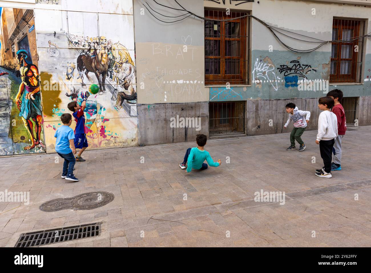 Kinder spielen Futbol in den Straßen von Valencia, Spanien. Stockfoto