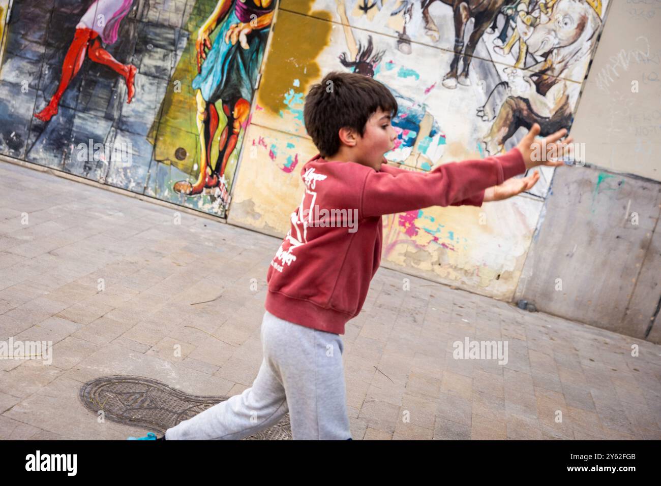 Kinder spielen Futbol in den Straßen von Valencia, Spanien. Stockfoto