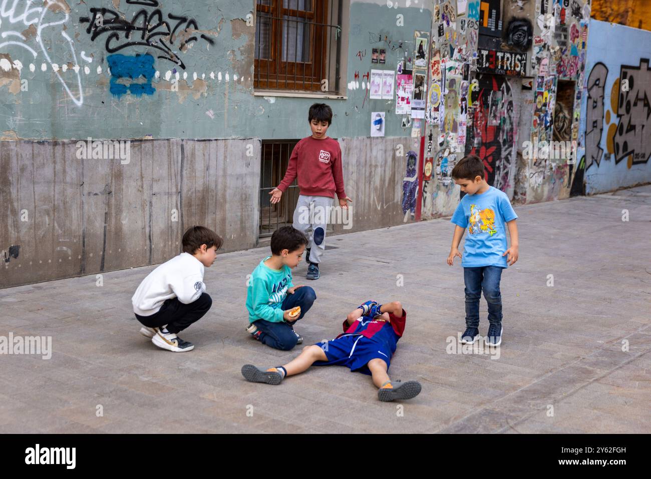 Kinder spielen Futbol in den Straßen von Valencia, Spanien. Stockfoto