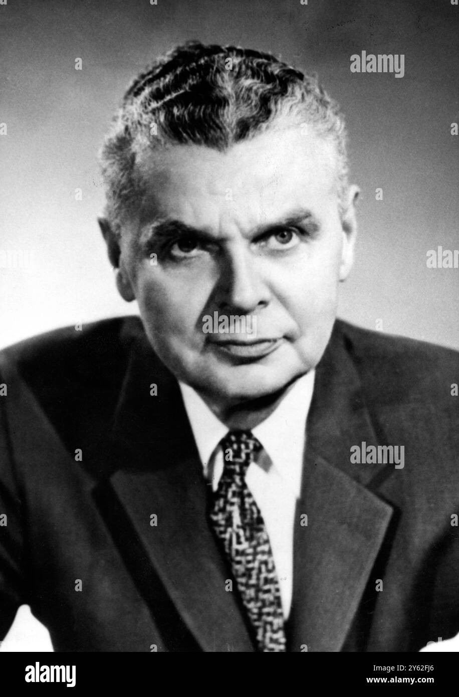 John Diefenbaker, Vorsitzender der Progressiven Konservativen Partei, die gerade nach 22 Jahren die Liberalen aus der Macht in Kanada gerissen hat. Herr Diefenbaker , der erst im Dezember letzten Jahres Vorsitzender seiner Partei wurde , wird eine Minderheitsregierung oder eine Koalition bilden müssen , da die Konservativen nicht die für eine Mehrheitsregierung erforderlichen 133 Sitze gewonnen haben . 11. Juni 1957 Stockfoto