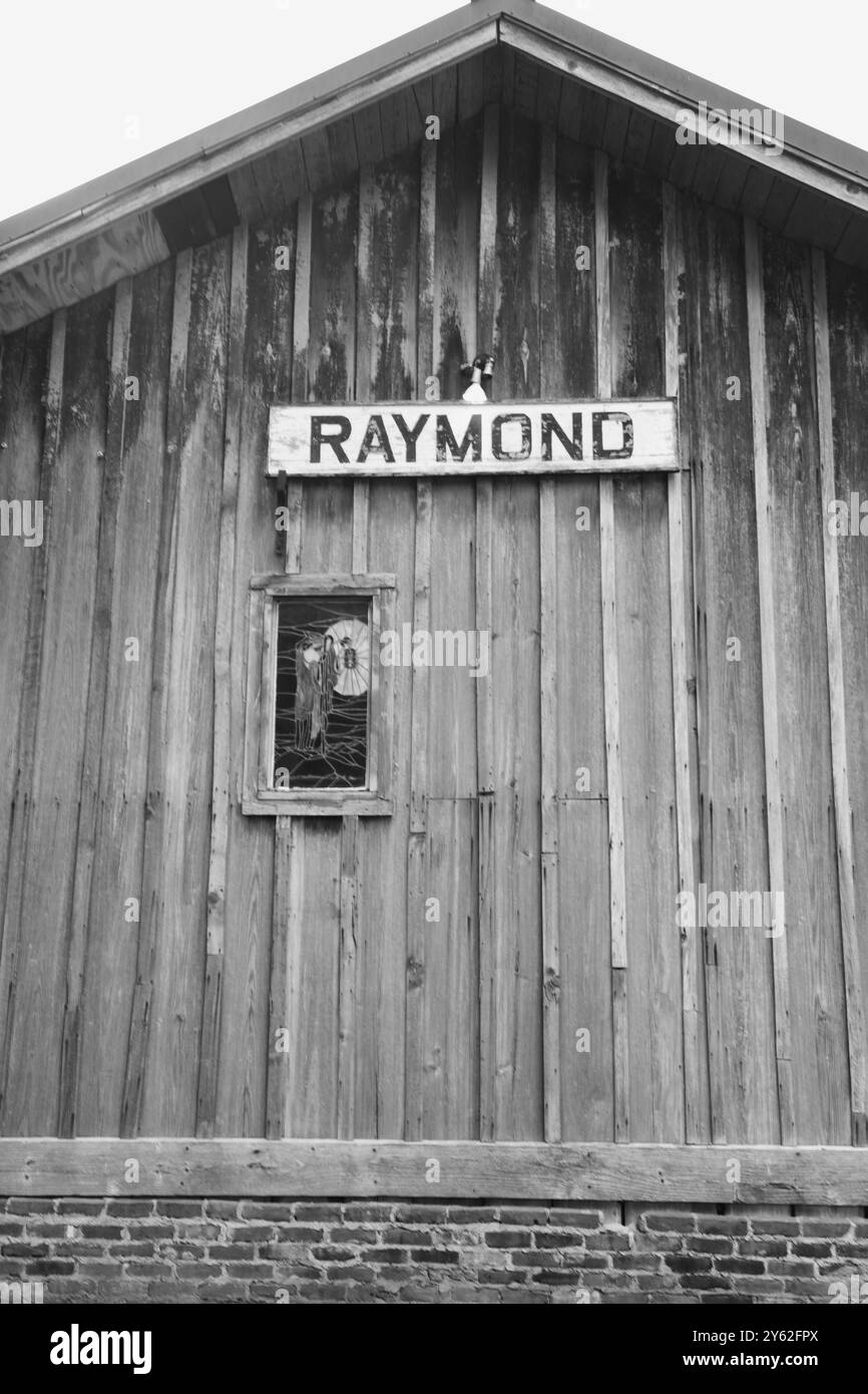 Der kleine große Laden, ehemaliges Eisenbahndepot in Raymond, Mississippi. Stockfoto
