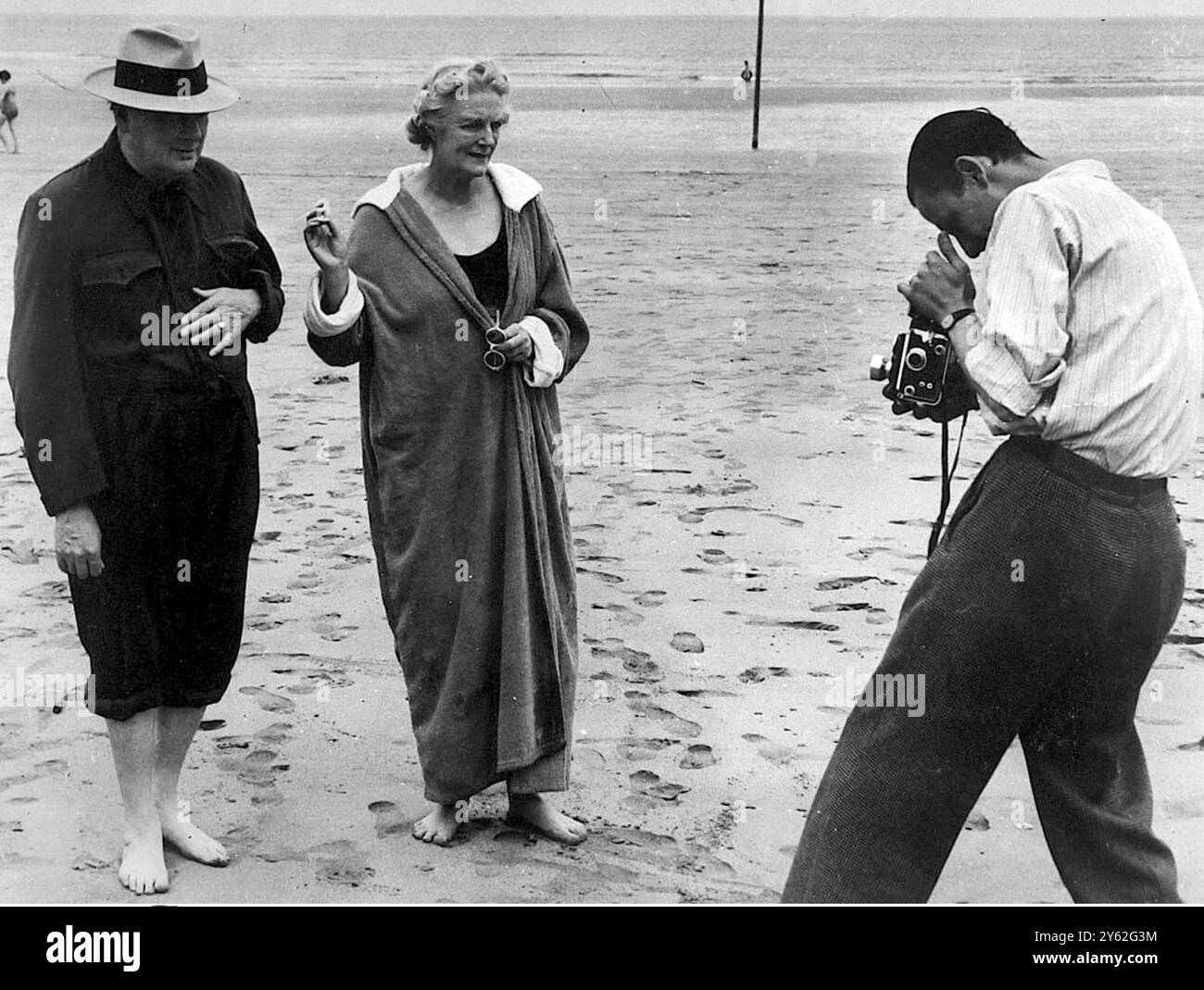 Winston Churchill und Lady Churchill am Hendaye Beach, Frankreich - 20. Juli 1945 Stockfoto