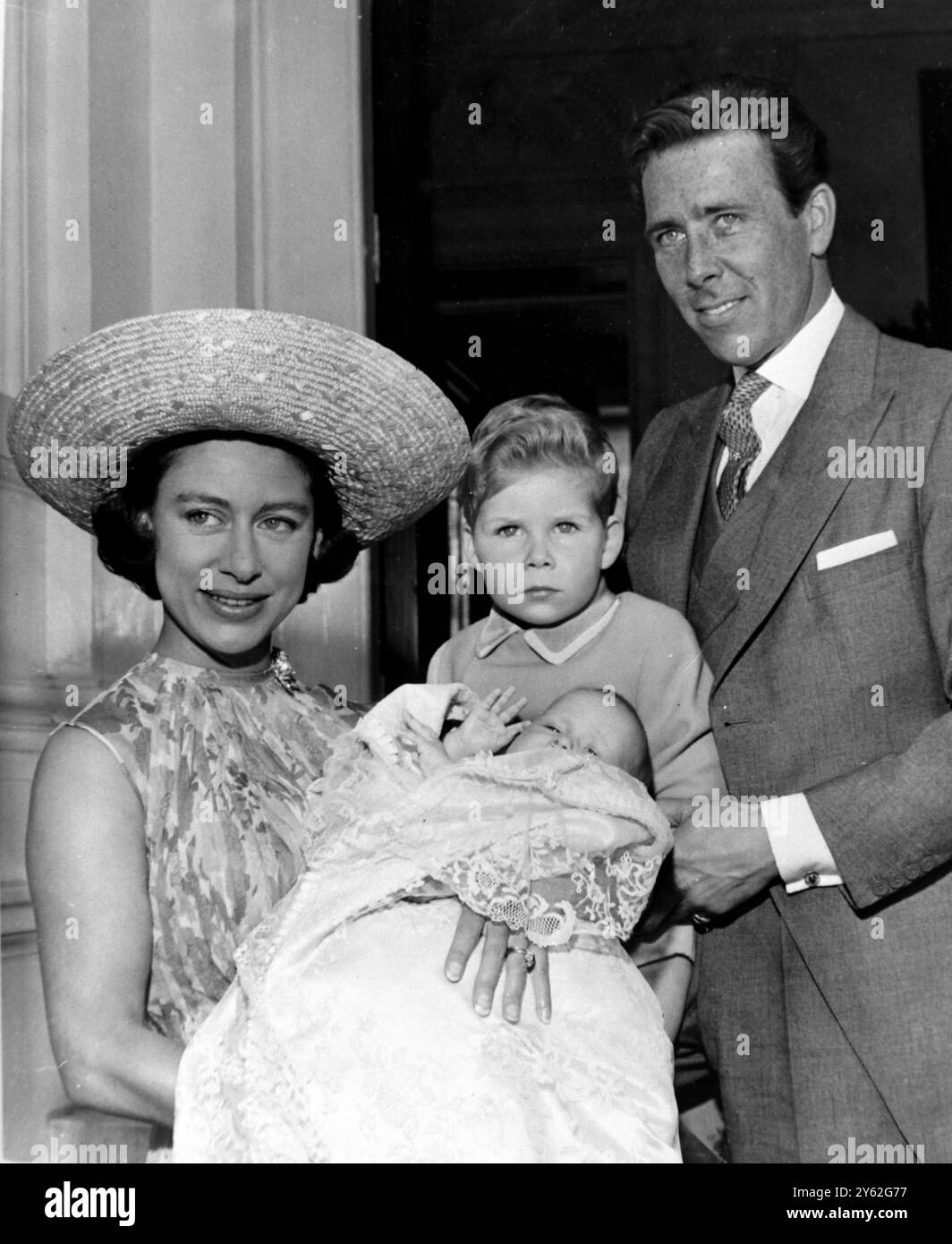 13. JULI 1964 Prinzessin Margaret und ihr Mann, der Earl of Snowdon, mit ihrem Sohn David, Viscount Linley und ihrer Tochter, Lady Sarah Frances Elizabeth Armstrong-Jones für die Taufe in der privaten Kapelle im Buckingham Palace, London, England. Stockfoto