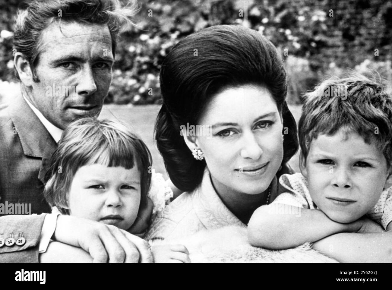 Lernen Sie die Snowdons kennen. Dieses Bild von Norman Parkinson wurde im Garten des Kensington Palace aufgenommen, dem Haus von Prinzessin Margaret und ihrem Ehemann Lord Snowdon. Das Königspaar wird mit ihren zwei Kindern Lady Sarah Armstrong-Jones im Alter von 3 Jahren und Lord Linley, geboren im November 1961 am 22. September 1967, gesehen Stockfoto