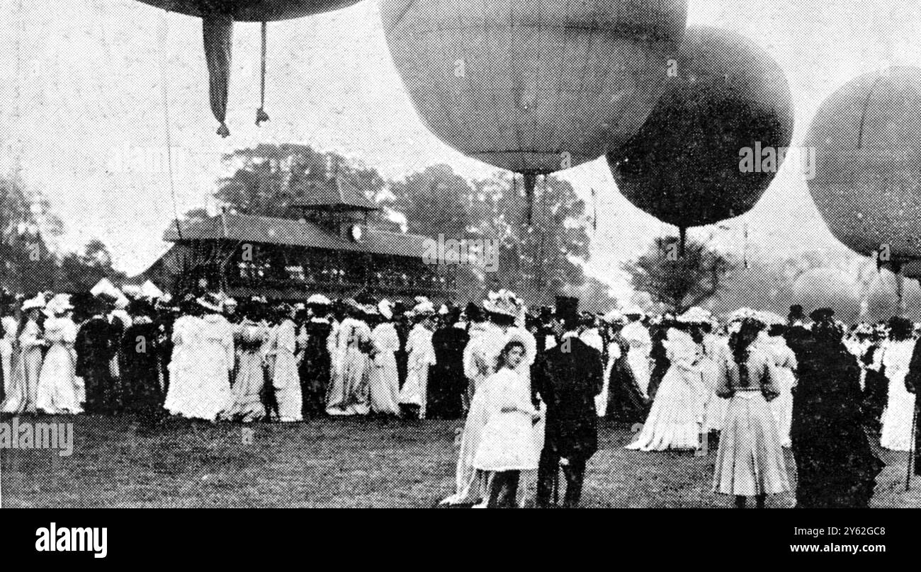 The Derby of the Air : der Flug der zehn Rennballone von Ranelagh . Das große Rennen des Aero Clubs startete am samstagnachmittag in Ranelagh . Zehn Ballons wurden im Abstand von drei Minuten freigesetzt. Für die Veranstaltung versammelte Ranelagh seine schwulste Menge , denn der Ballon ist der modische Rivale des Autos . Der Bahnhof Goring wurde als Ziel des Rennens festgelegt , das von FH Butler in Dolce Far Niente gewonnen wurde . Hier sehen wir die Ballons, die startbereit sind. 1. Juni 1907 Stockfoto