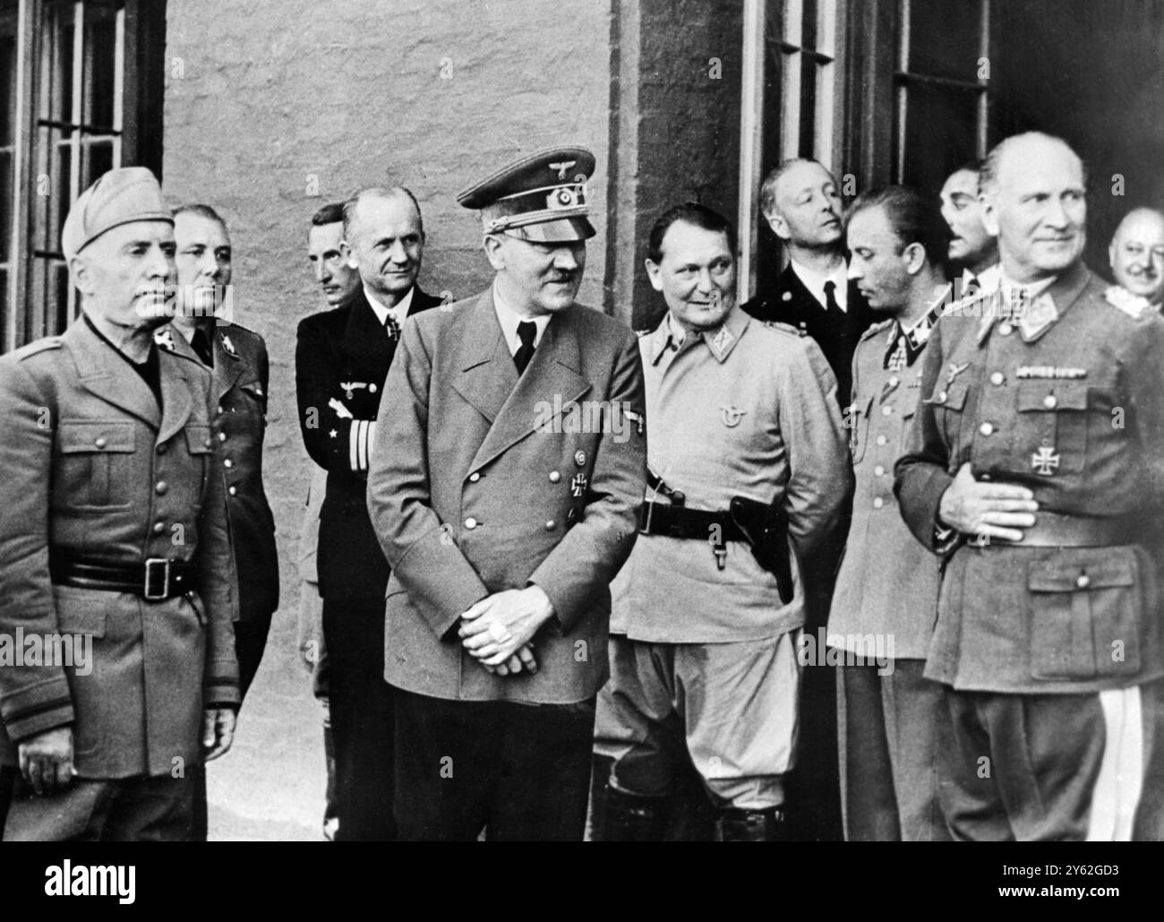 Deutschland: Zwei Stunden nach der Bombenexplosion in Hitlers Feldhauptquartier am 20. Juli 1944 von links nach rechts: Mussolini, Martin Bormann, Admiral Doenitz, Hitler, mit Gips auf der linken Hand; Göring, Hermann Fegelein (SS-Gruppenführer) und Air General Loerzer. Stockfoto