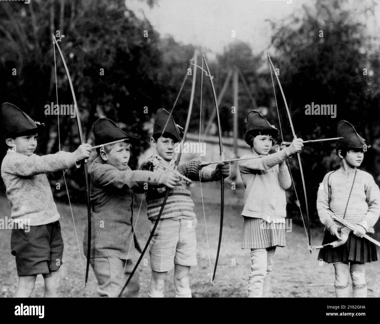 Prinz Philip geht „auf die Jagd“ in diesem Bild, das um 1929 während der Ausübung des Bogenschießens an der MacJannet School in St Cloud in Frankreich gemacht wurde, ist ein Junge (zweiter von links), der dazu bestimmt ist, der heutige Herzog von Edinburgh, Ehemann von Königin Elizabeth zu werden. Von links nach rechts sind: Jacques de Bourbon: Der Prinz: Teddy Culbert: Martha Robertson: Und Prinzessin Anne von Bourbon-Parma (heute die Ehefrau von Prinz Michael von Roumanien). Der Prinz besuchte die Schule drei Jahre lang, vom Alter von acht bis zum Alter von elf Jahren. Februar 1952 Stockfoto