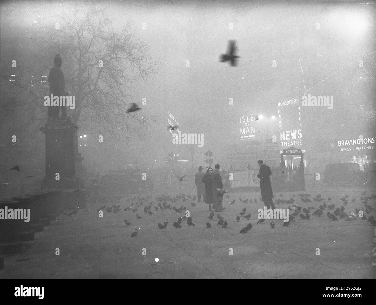 Trafalgar Square in London, nachdem die Stadt von dichtem Nebel bedeckt war. Dezember 1952 Stockfoto