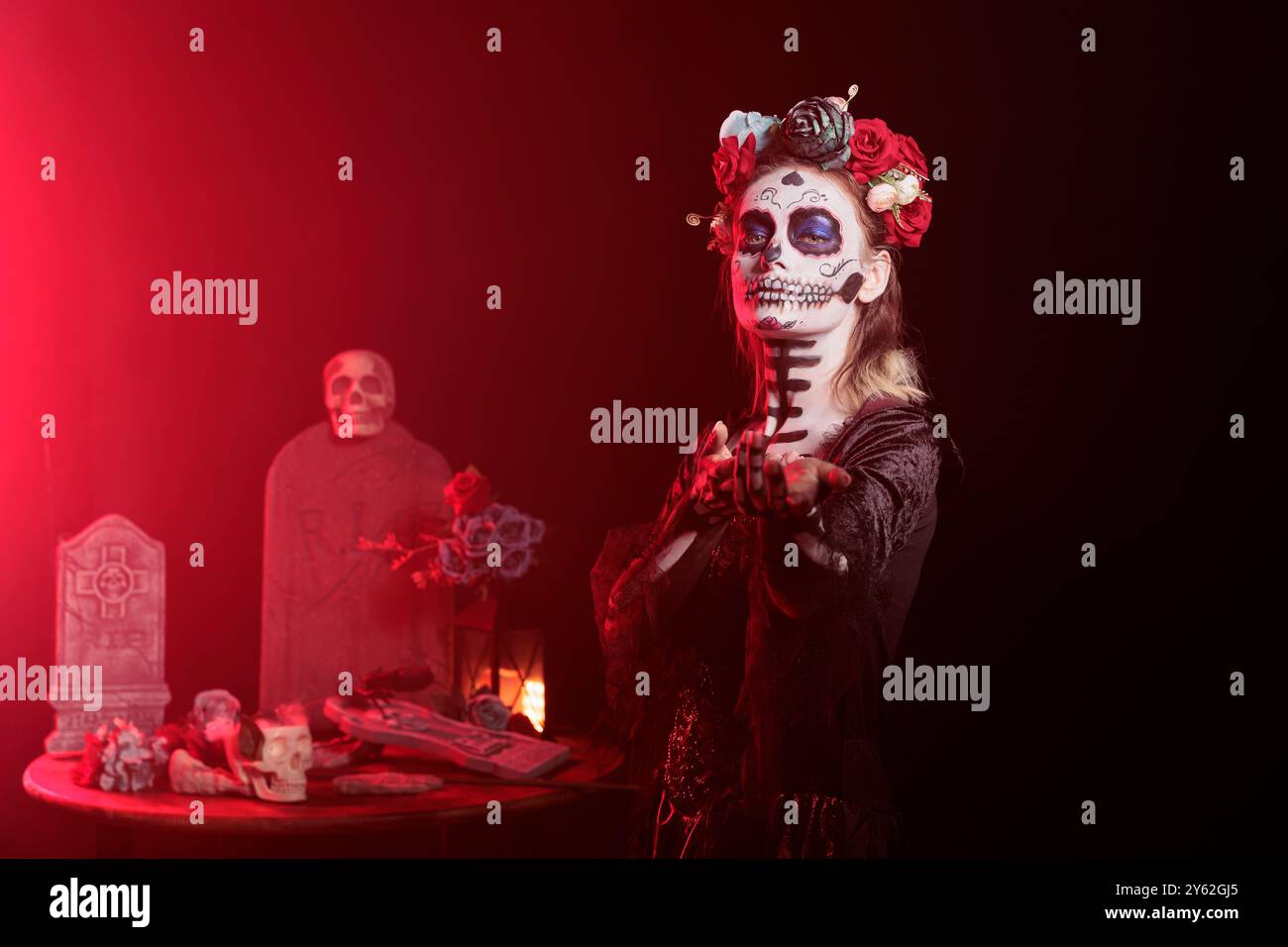 Porträt einer Frau, die eine einladende Hand-Geste für den Tag der Toten in Mexiko macht. Die Dame macht verführerische Werbe-Gesten während der alten aztekischen Gewohnheit, Vorfahren zu feiern Stockfoto