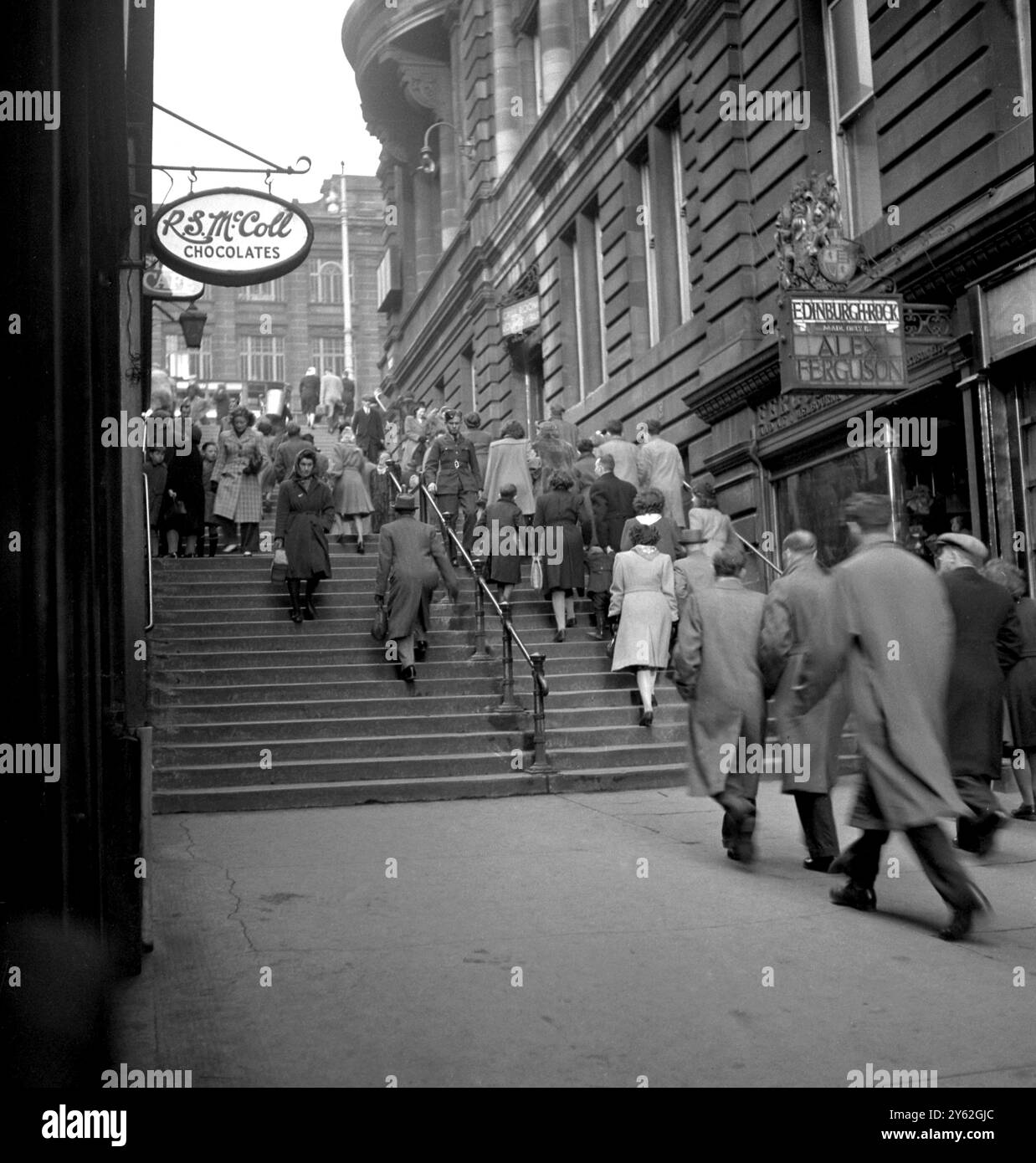 Menschen, die die Waverley Steps in Edinburgh ( Waverley Station ) 1948 benutzen Stockfoto