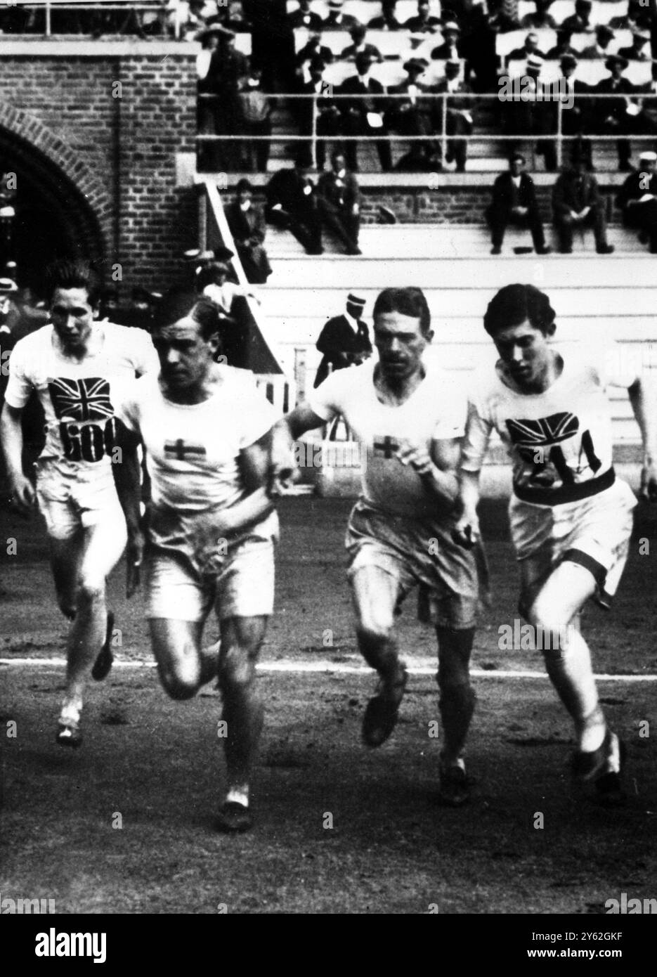 Stockholm , Schweden ; der kürzlich bekanntgegebene Friedensnobelpreisträger Philip Noel-Baker ist auf diesem alten Bild ganz links bei der 1 500 Meter langen Veranstaltung der Olympischen Spiele 1912 in Stockholm zu sehen . Weitere Läufer sind Evert Bjorn und Edwin Wide , beide aus Schweden . Auf der rechten Seite befindet sich der britische Jackson . 1959 Stockfoto