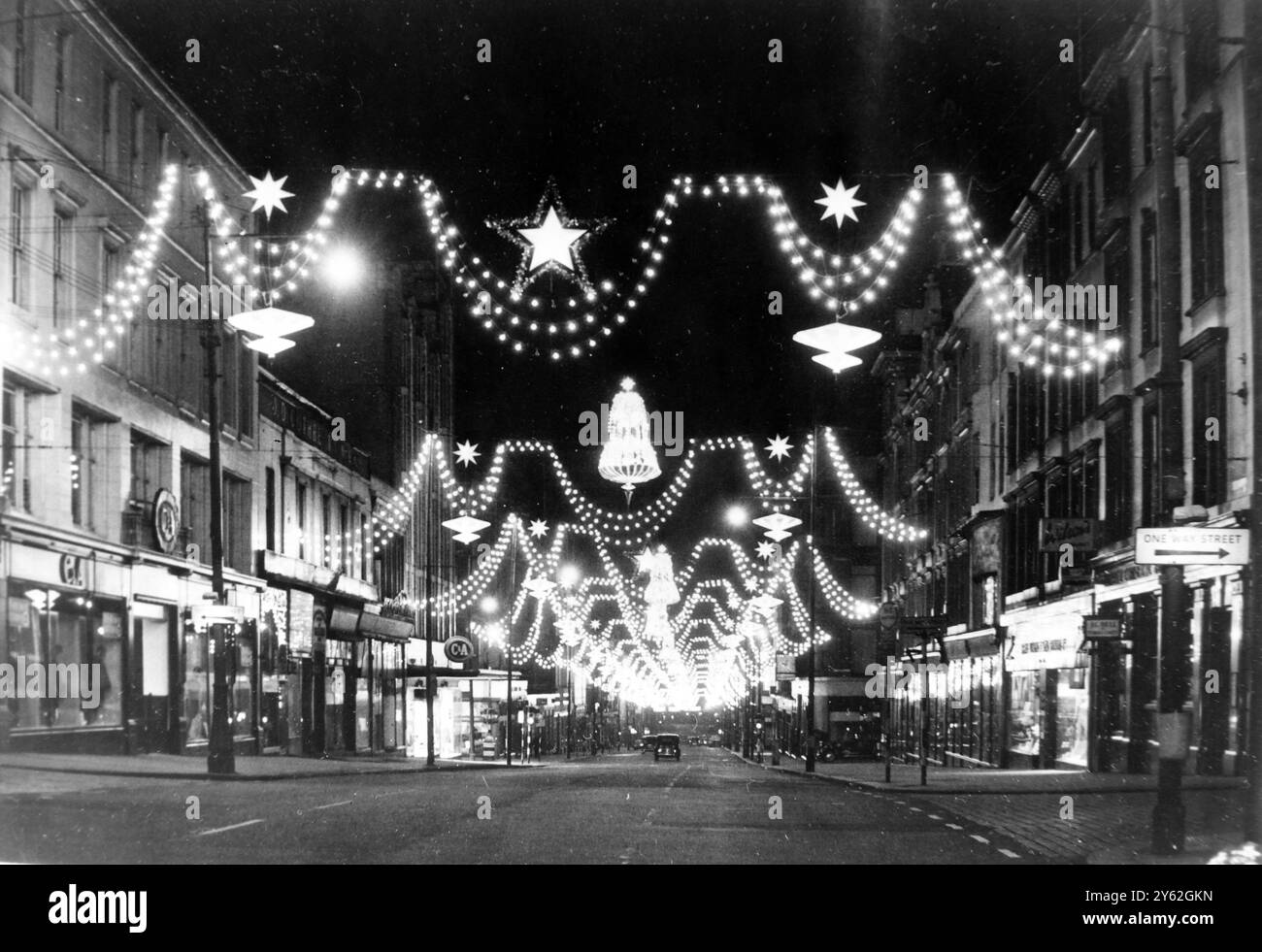 WEIHNACHTSDEKORATION SAUCHIEHALL STREET IN GLASGOW; 24. NOVEMBER 1964 Stockfoto