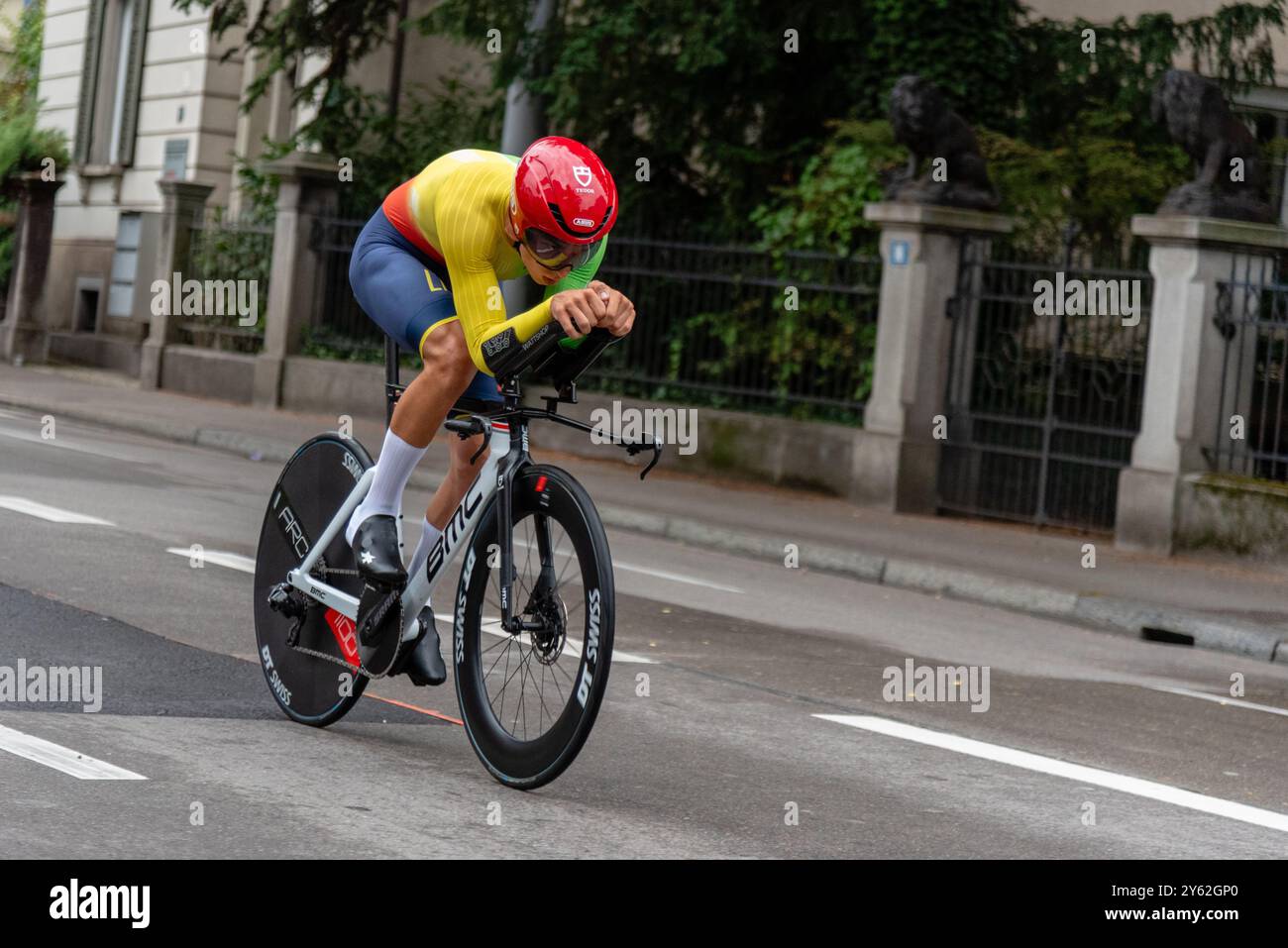 Zürich, Schweiz. September 2024. Aivaras Mikutis aus Litauen fährt im U23 Einzelzeitfahren der Männer während der UCI Straßen- und Para-Radfahren-Straßen-Weltmeisterschaft Zürich 2024. Quelle: Fabienne Koch/Alamy Live News. Stockfoto