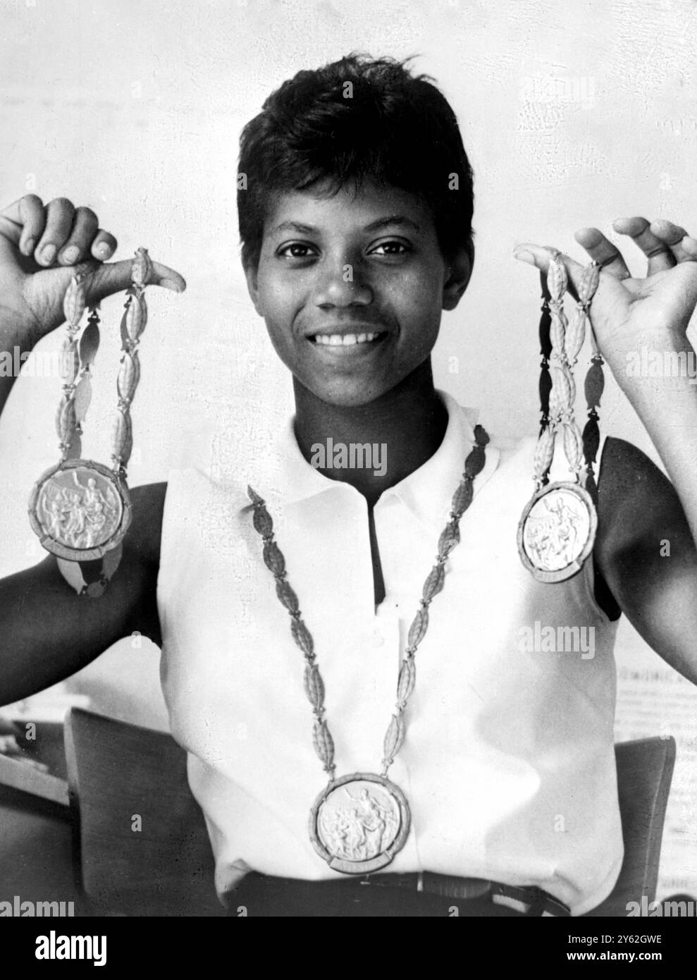Rom: Die amerikanische Wilma Rudolph hält ihre drei Goldmedaillen hoch, die sie während der Olympischen Spiele 1960 für den Gewinn des 200 Meter, 100 Meter und 4 x 100 Meter Staffel-Events gewonnen hat. 9. September 1960 Stockfoto