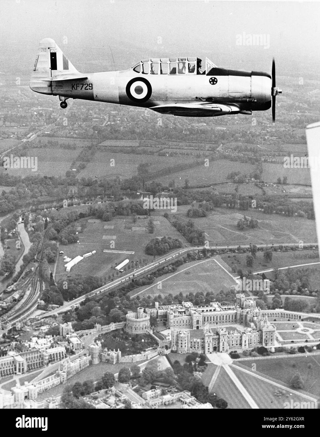 Der Duke of Edinburgh fliegt alleine über Windsor am Montag erhielt der Duke of Edinburgh seine "Flügel" als qualifizierter Pilot in einer Zeremonie im Buckingham Palace . Zuvor unternahm er drei Einzelflüge , während derer er über Windsor Castle flog . Foto zeigt: Das erste Luftbild des Duke of Edinburgh, das am 6. Mai 1953 mit seinem Harvard-Fortgeschrittenen-Trainer über Windsor Castle flog Stockfoto