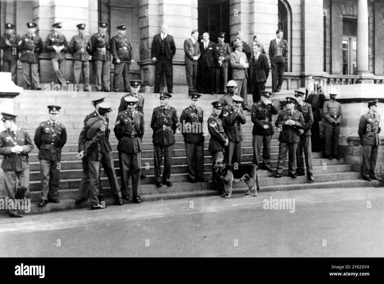 Die Polizei steht auf den Stufen des Pretoria Supreme Court, als Nelson Mandela, der Vorsitzende des verbotenen Afrikanischen Nationalkongresses und sieben seiner Anhänger zu lebenslanger Haft verurteilt wurden. Mandela, Südafrikas „Black Pimpernel“, und die sieben Männer wurden wegen des Sabotage Act, des Supression of Communism Act und des General Law Amendment Act für schuldig befunden. Ein neunter Mann wurde freigesprochen und entlassen, aber sofort wieder verhaftet und freigelassen. Juni 1964 Stockfoto