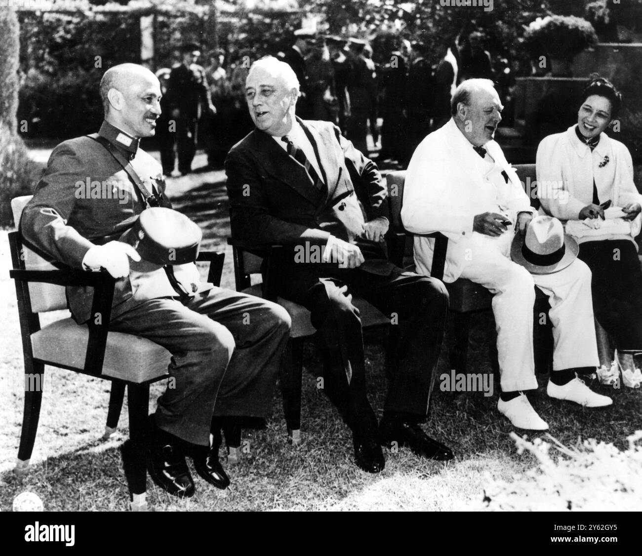 Von links nach rechts: Generalissimo Chiang Kai - Shek, Präsident Franklin D Roosevelt und Premierminister Winston Churchill und Mme Chiang Kai - Shek saßen auf dem Rasen während einer Ruhepause auf der Historischen Konferenz von Kairo im Jahr 1943. Washington D.C. Stockfoto