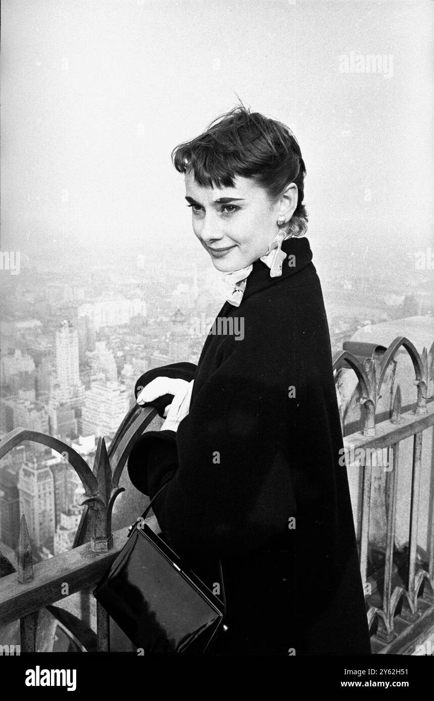 Audrey Hepburn besuchte 1952 New York, USA, wo sie 1952 in Gigi am Broadway in New York spielte. Sie befindet sich oben auf dem Rockefeller Tower auf der Aussichtsplattform mit Blick auf die Skyline von Manhattan. Foto von George Douglas, exklusiv erhältlich unter Topfoto.co.uk requests@topfoto.co.uk ausgewählt für die Ausstellung der National Portrait Gallery 2015 - Audrey Hepburn: Portraits of an icon Stockfoto