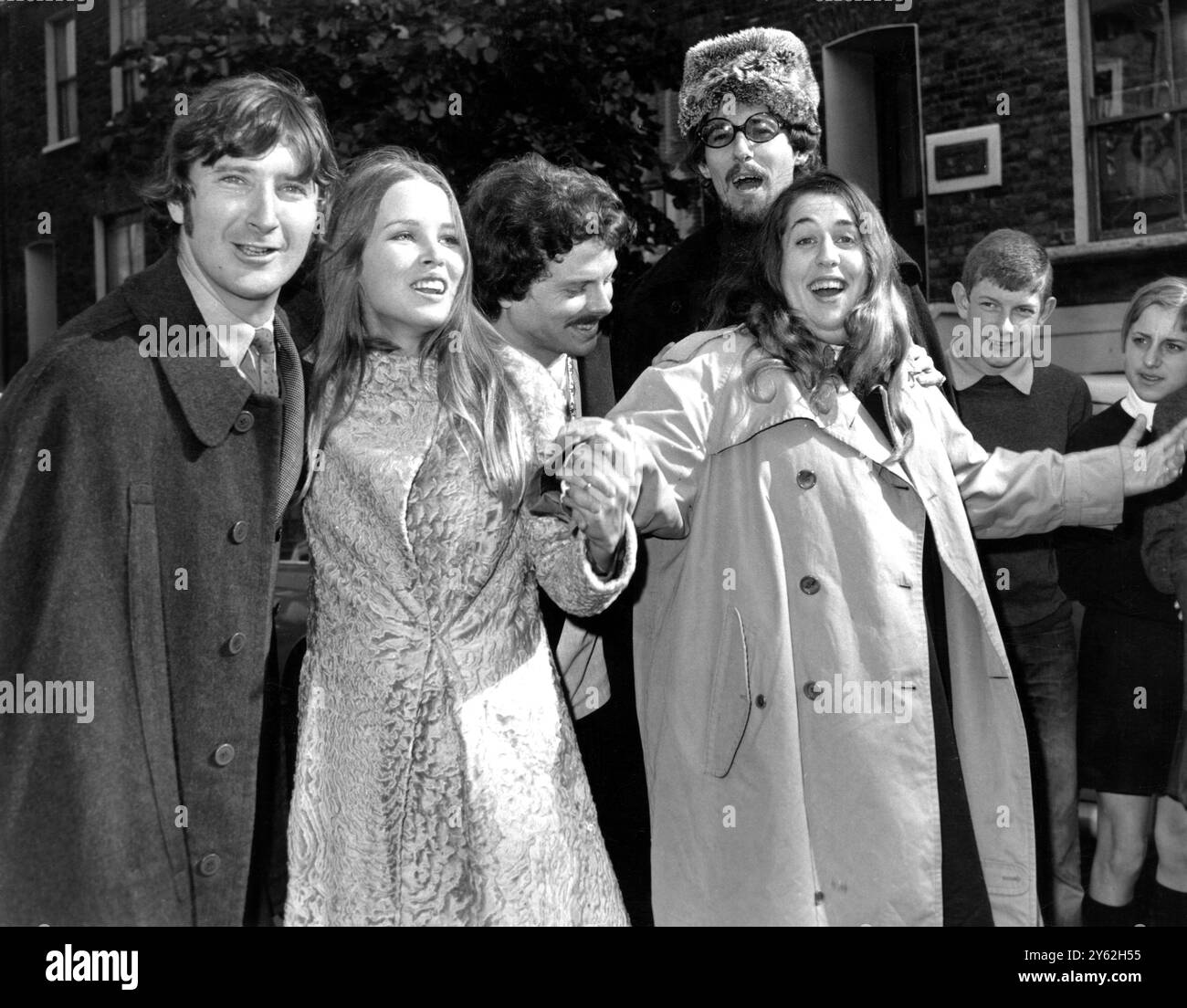 Die Mamas und Papas und Scott McKenzie (dritter von links). Sie sind in London abgebildet, nachdem Mama Cass Elliot (rechts) aus dem West London Magistrates' Court entlassen worden war. Die Staatsanwaltschaft entschied sich, gegen die 26-jährige Cass keine Beweise vorzulegen, nachdem sie sich wegen Diebstahls für nicht schuldig erklärt hatte . Cass wurde in Southampton verhaftet , wo sie und die anderen Mitglieder der Gruppe sowie McKenzie eintrafen , um ihre neuesten Aufzeichnungen zu bewerben . Die anderen Mitglieder der Spitzengruppe sind (von links) Denny Doherty , Michelle Gilliam und John Phillips (mit Hut) . Oktober 1967 Stockfoto