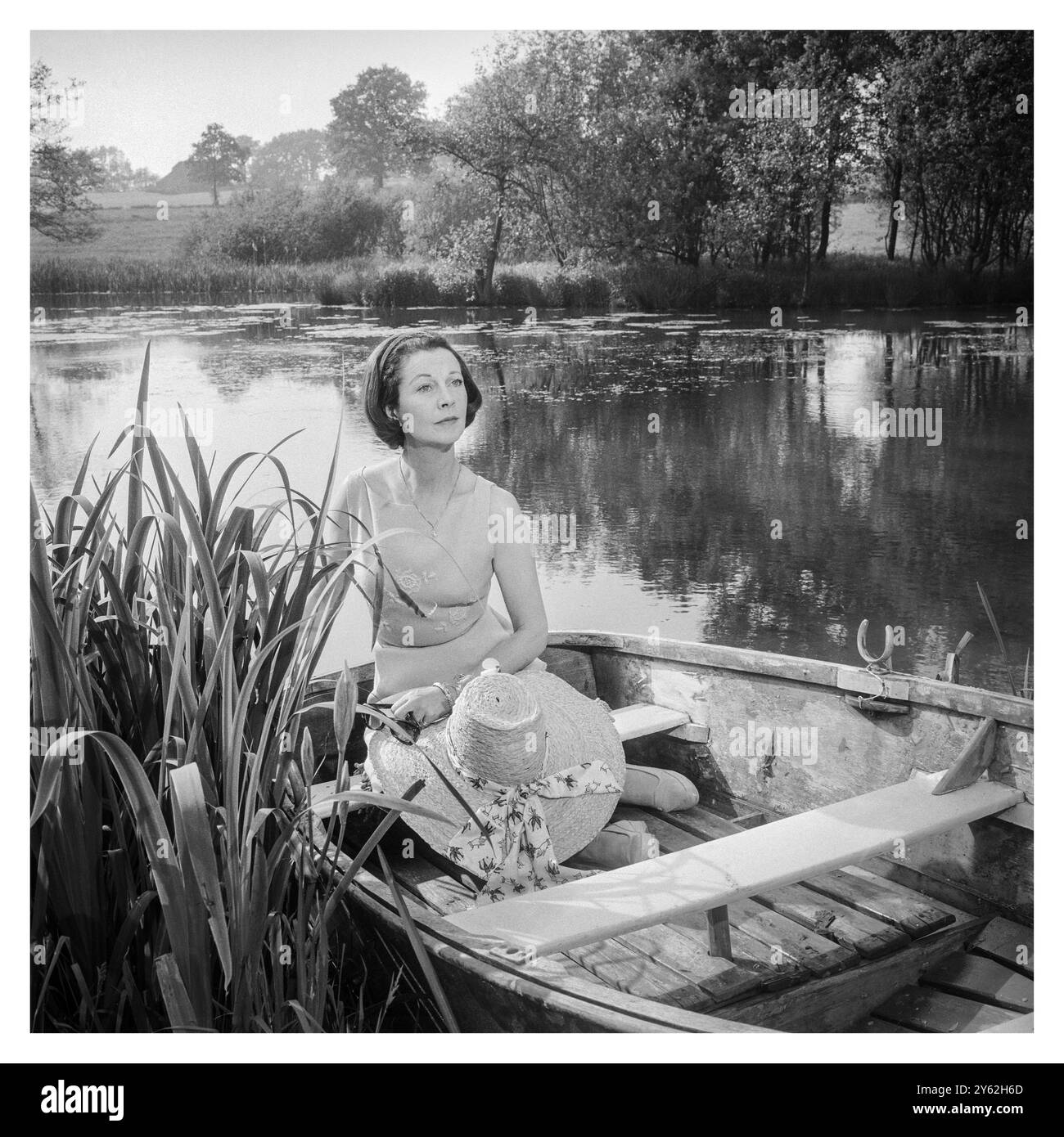 Vivien Leigh, 1913–1967, 1965 in ihrem Landsitz Tickerage Mill bei Uckfield, East Sussex. Eine der schönsten Filmstars ihrer Zeit in den 1940er und 50er Jahren litt sie zu dieser Zeit unter Depressionen und hatte nur noch zwei Jahre zu leben. Sie war eine britische Bühnen- und Filmschauspielerin, die zwei Best Actress Academy Awards gewann und mit dem Schauspieler Lawrence Olivier verheiratet war. Foto von George Douglas Stockfoto