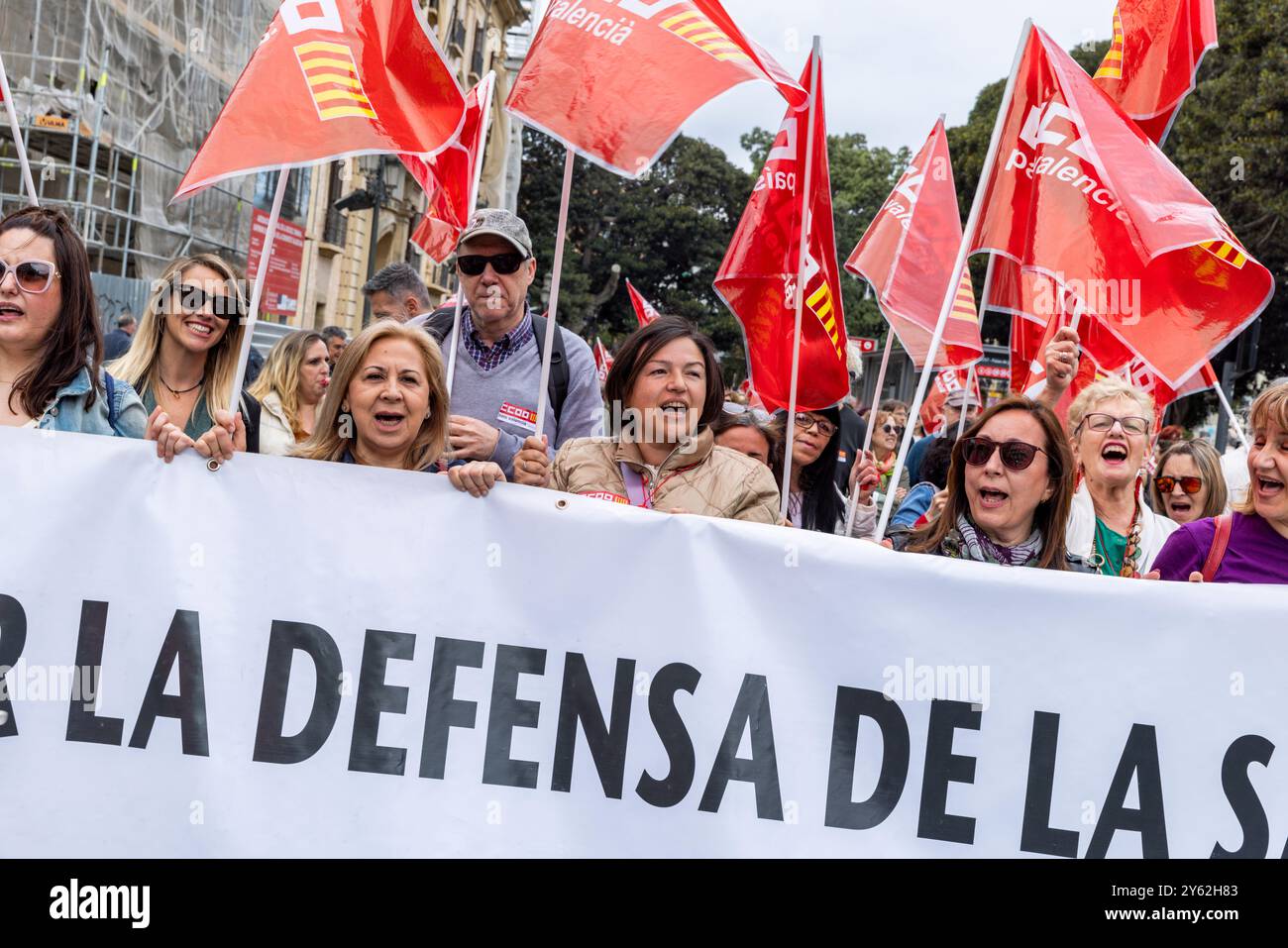 Demonstranten auf den Straßen von Valencia, Spanien am 1. Mai 2024, dem Internationalen Arbeitstag. Stockfoto