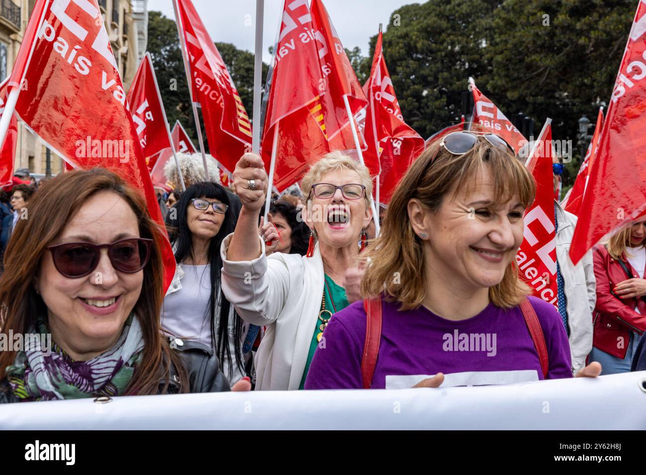 Demonstranten auf den Straßen von Valencia, Spanien am 1. Mai 2024, dem Internationalen Arbeitstag. Stockfoto