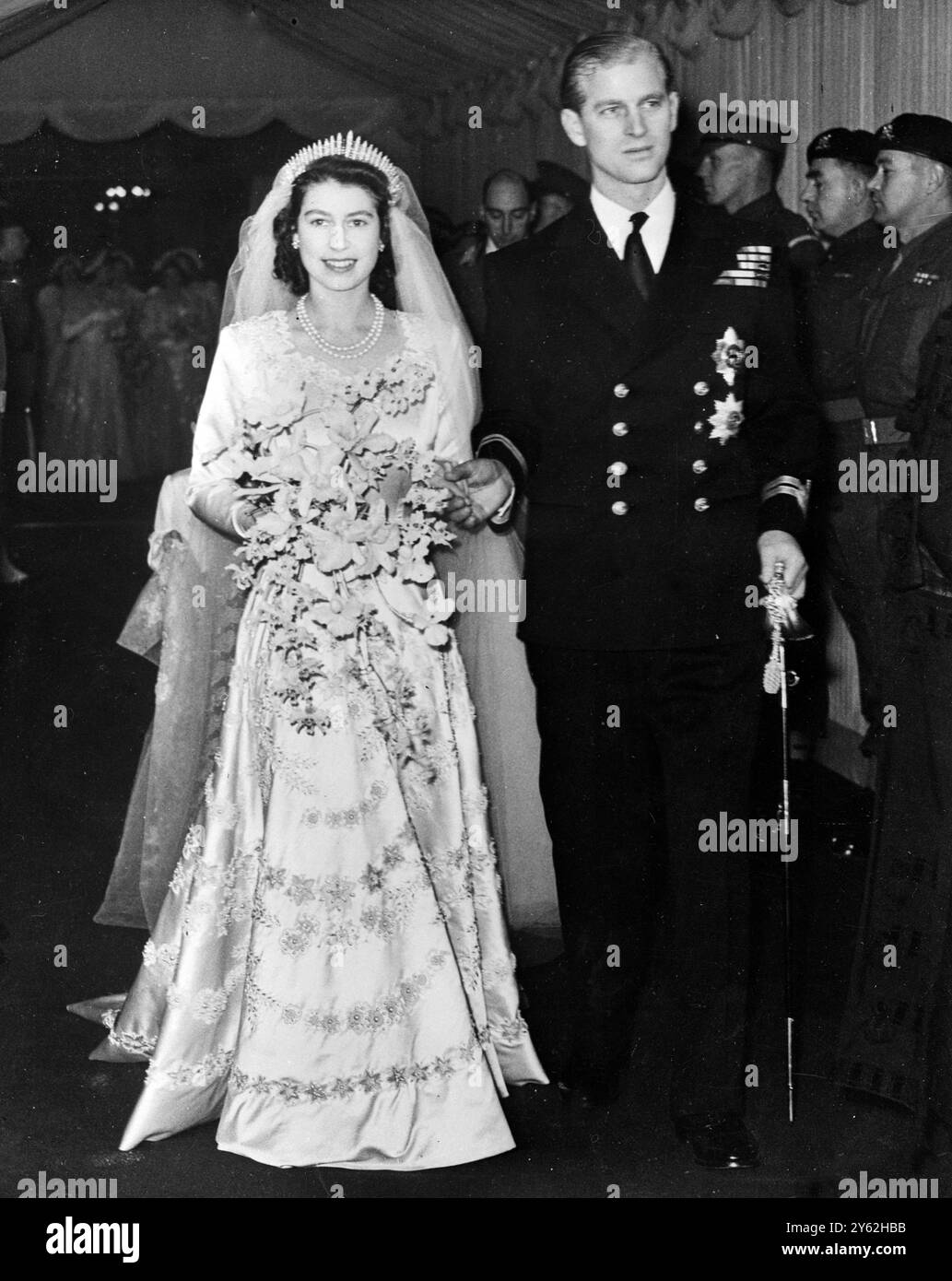 Königliche Hochzeit. Prinzessin Elizabeth und Herzog von Edinburgh. Das Brautpaar verlässt Westminster Abbey nach der Zeremonie heute. 20. November 1947 Stockfoto