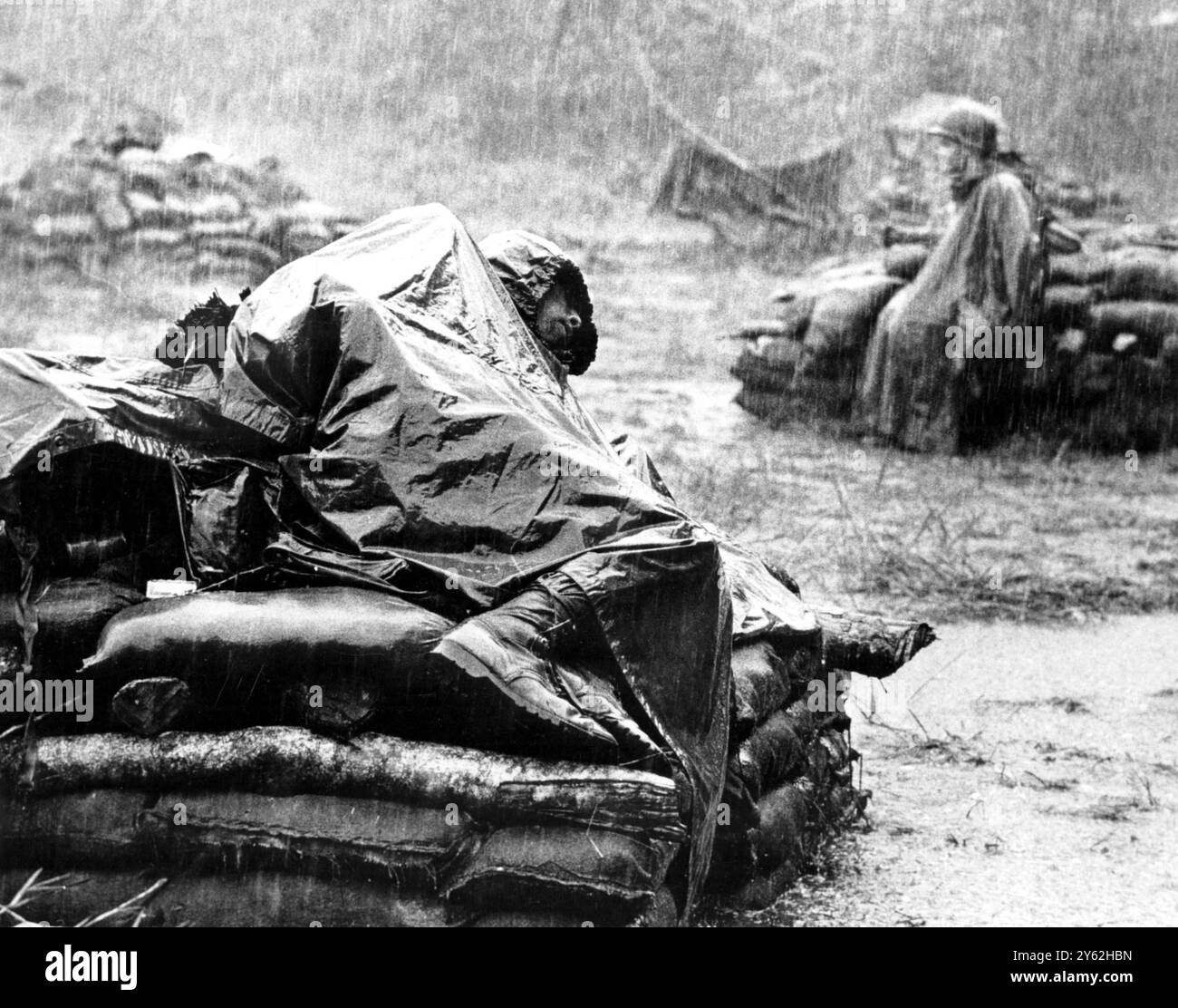 Dieses Bild mit dem Titel „Dreams of a Better Life“ gewann 1968 den Pulitzer-Preis für Spielfilmfotografie für Toshio Sakai von United Press International. Es zeigt einen amerikanischen Soldaten, der im Juni 1967 in der Nähe von Phuc Vinh, Südvietnam, beobachtet, während sein Kumpel Wache hält. Sakai ist 26 Jahre alt und kommt aus Japan. Stockfoto
