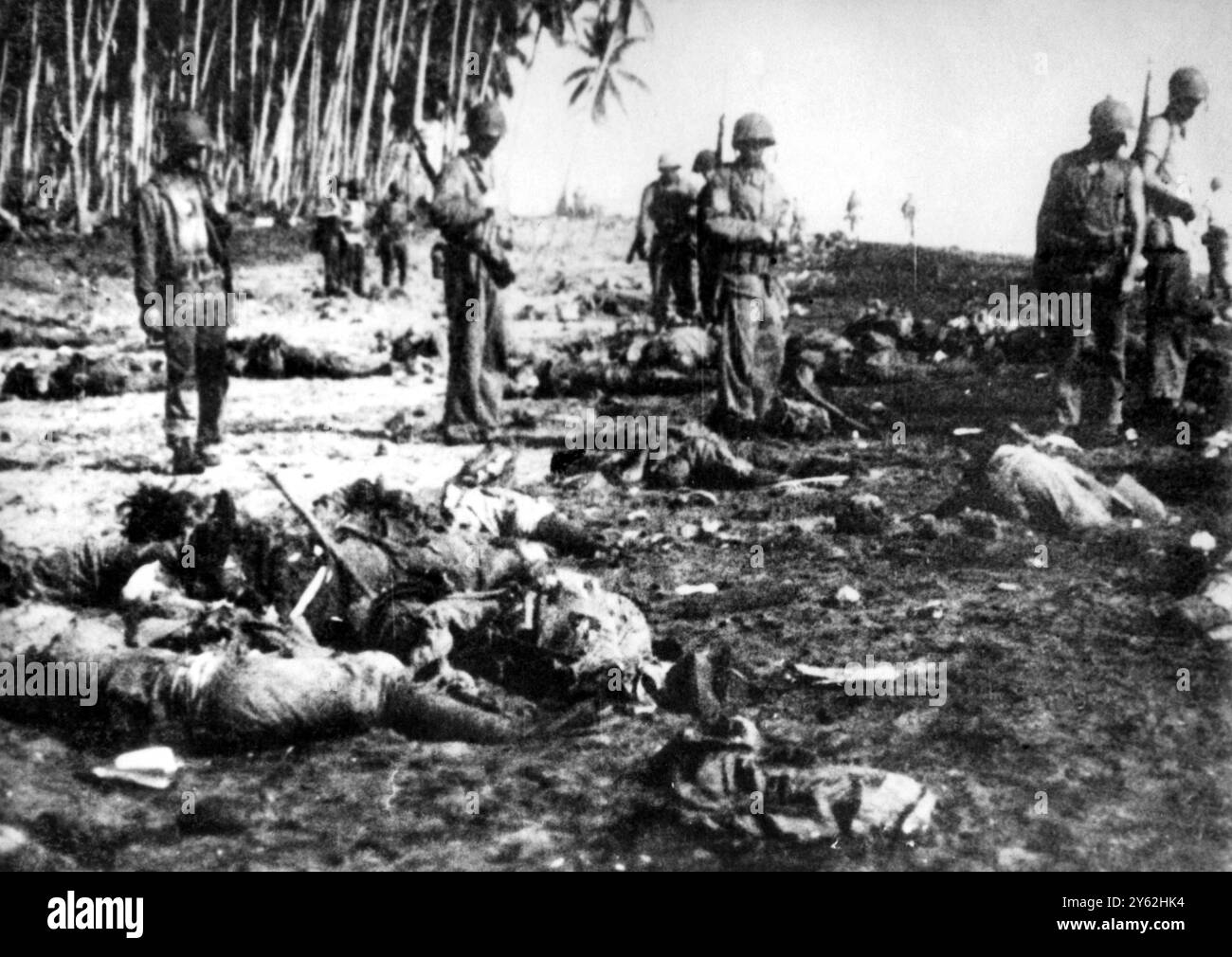 Im strategisch wichtigen Flughafenbereich auf Guadalcanal Island zählen die US-Marines die Toten, die nach ihrer Niederlage gegen die Amerikaner über das Schlachtfeld gestreut wurden. 11. Januar 1942 Pazifik Stockfoto