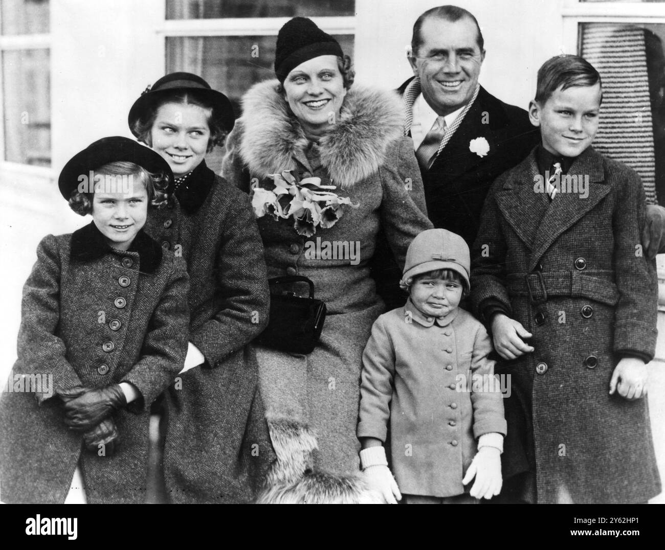 The Kelly ' s , Europe - Bound , 1936 . New York : Grace Kelly ( links im Alter von sieben Jahren ) deren phänomenaler Aufstieg zum Filmstar durch die Ankündigung ihrer Verlobung mit Prinz Rainier III . von Monaco gegipfelt wurde , wird gezeigt , als sie 1936 mit ihrer Familie nach Europa segelte . Von links nach rechts sind Grace, Margaret, 9, ihre Mutter, Margaret , Elizabeth , 3 , ihren Vater John B Kelly und John B Kelly Junior . 1936 Stockfoto