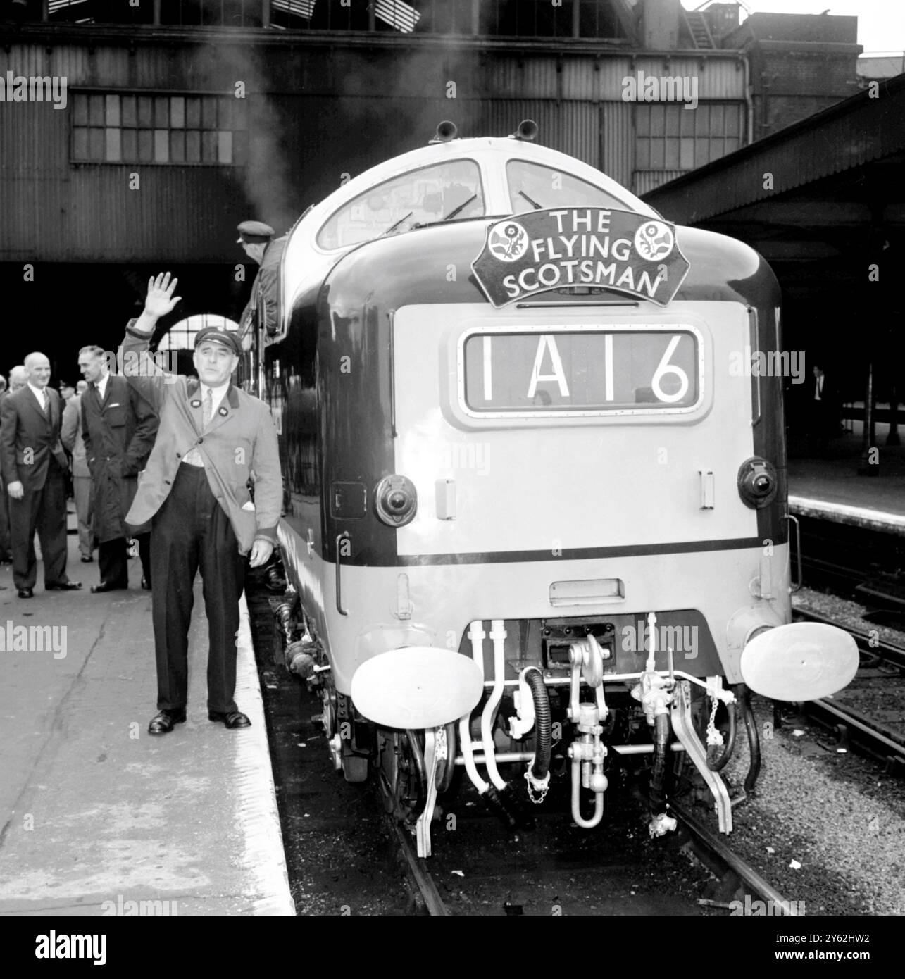 London: Lord Charles Ellington, von Kings Cross, 57 Jahre alter Zugführer der British Railway, der den Spitznamen „The Duke“ trägt, steht neben dem 90 m.p.h-Dieselmotor des „Flying Scotsman“ am 18. Juni 1962 in Kings Cross Stockfoto