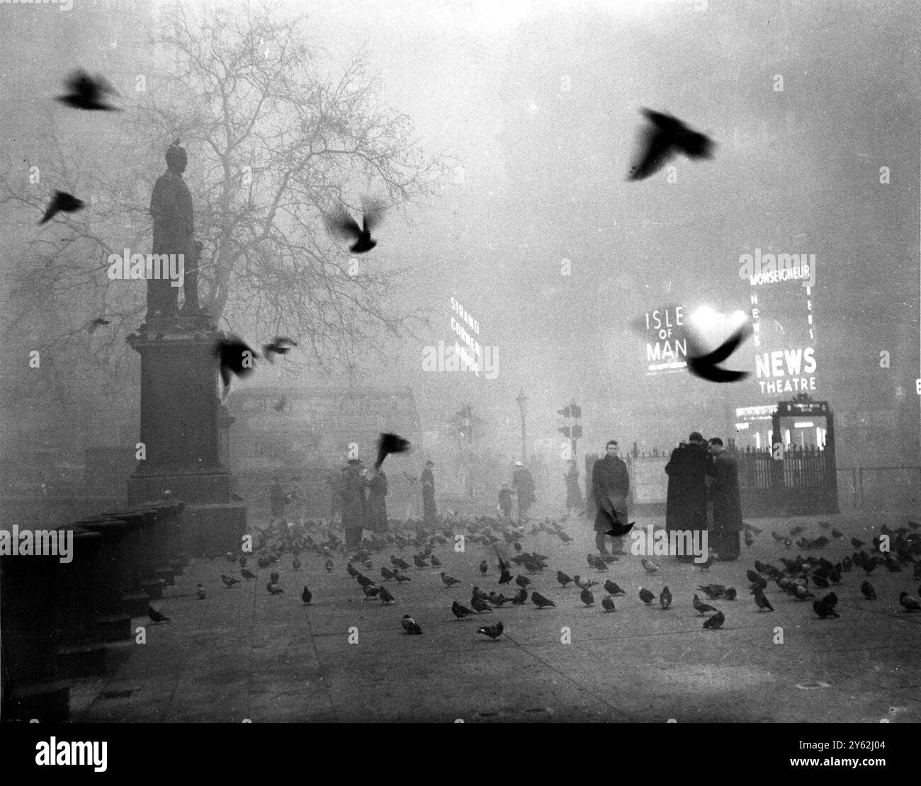 Trafalgar Square in London, nachdem die Stadt von dichtem Nebel bedeckt war. Dezember 1952 Stockfoto