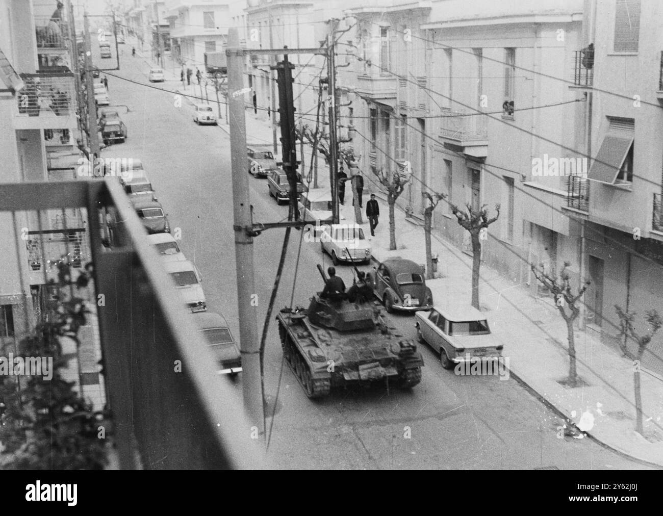 Ein Panzer patrouilliert gestern während der Militärübernahme in Athen. Die Truppen verhängten eine Ausgangssperre und die Streitkräfte verhafteten linke Verdächtige. Griechenland kehrte gestern nach dem Militärputsch fast vollständig zur Normalität zurück. In der Nacht gab es sporadische Schießereien, aber es gab keine Berichte über Zwischenfälle. 23. April 1967 Stockfoto