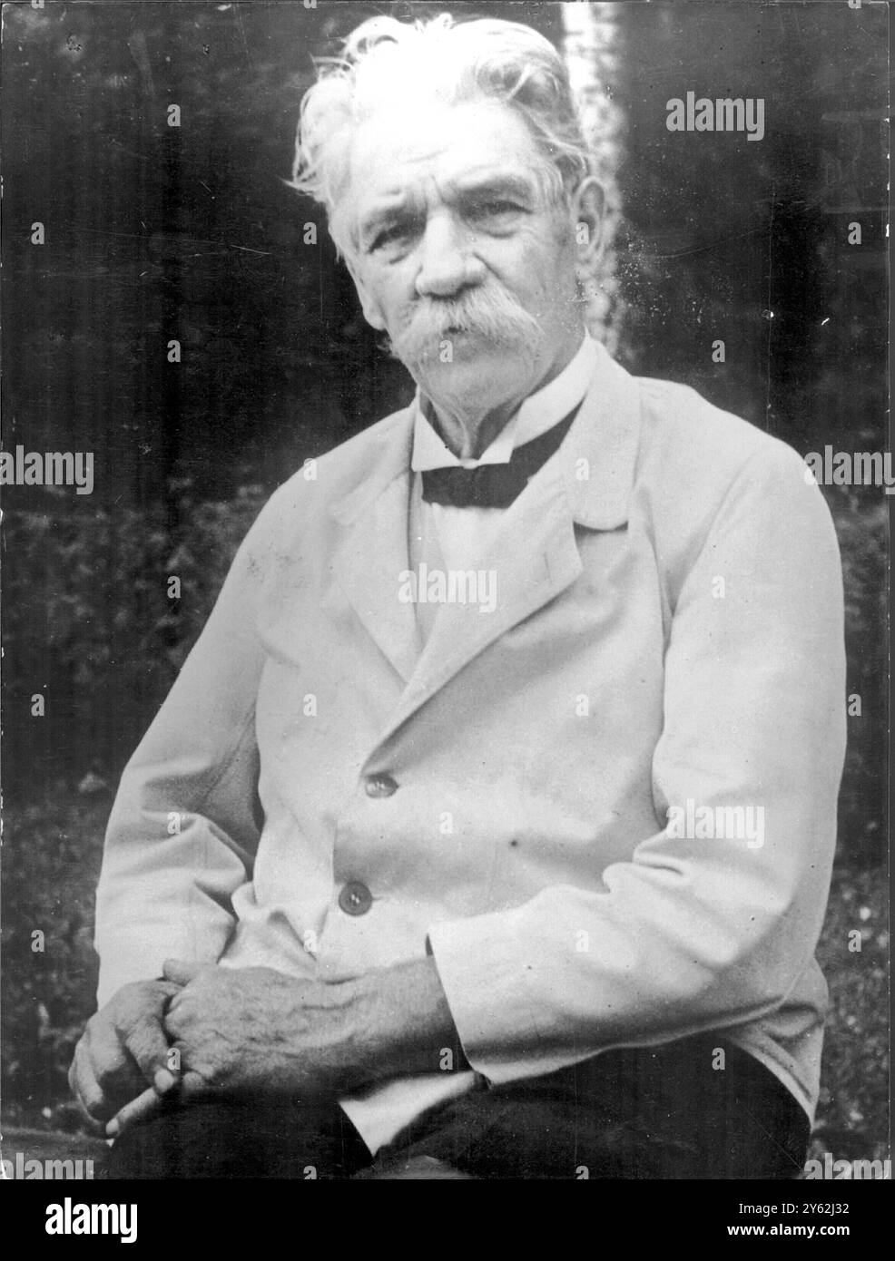 Dr. Albert Schweitzer, der bedeutende Missionarschirurg und Gründer des weltberühmten Krankenhauses in Lambarene. 30. September 1955 Stockfoto